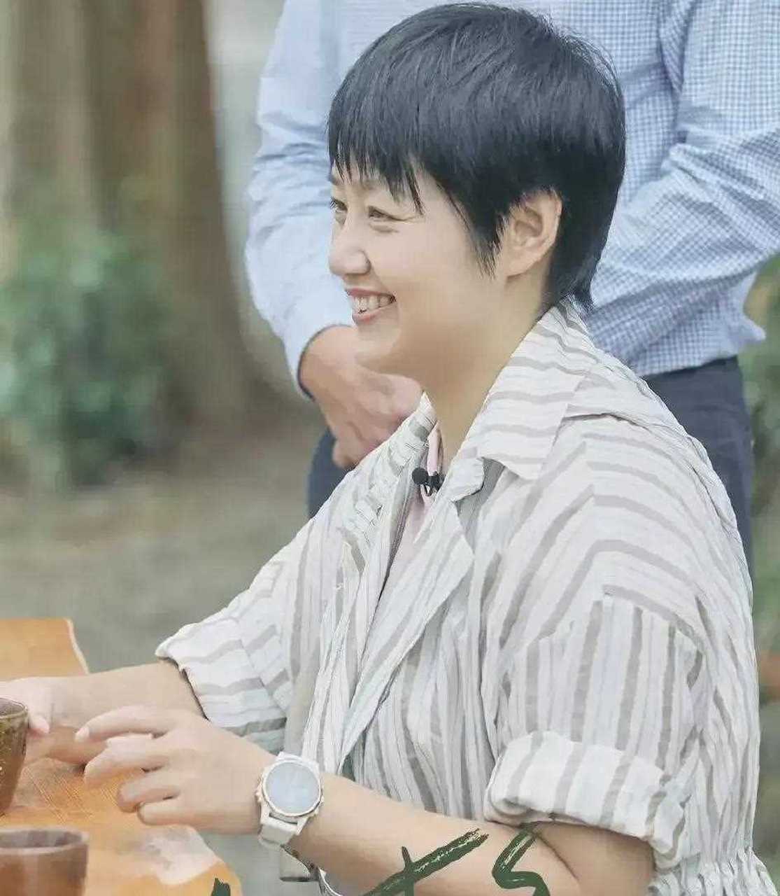 妻子白慧明结婚20年从不做饭,42岁被宠成小女人很幸福!