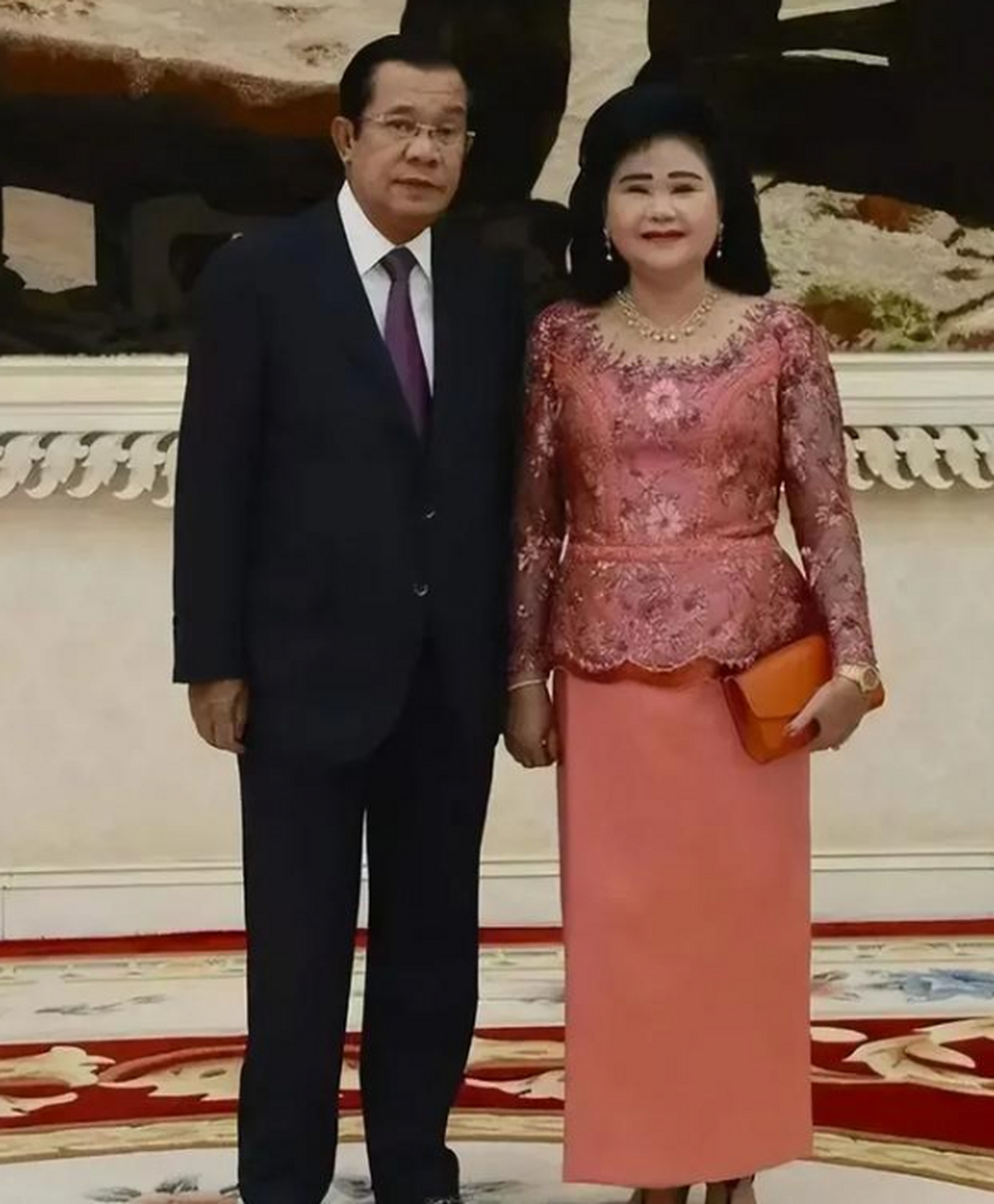 洪森首相不但自己早就被封了亲王,他的老婆文拉妮也被封了女亲王,他的