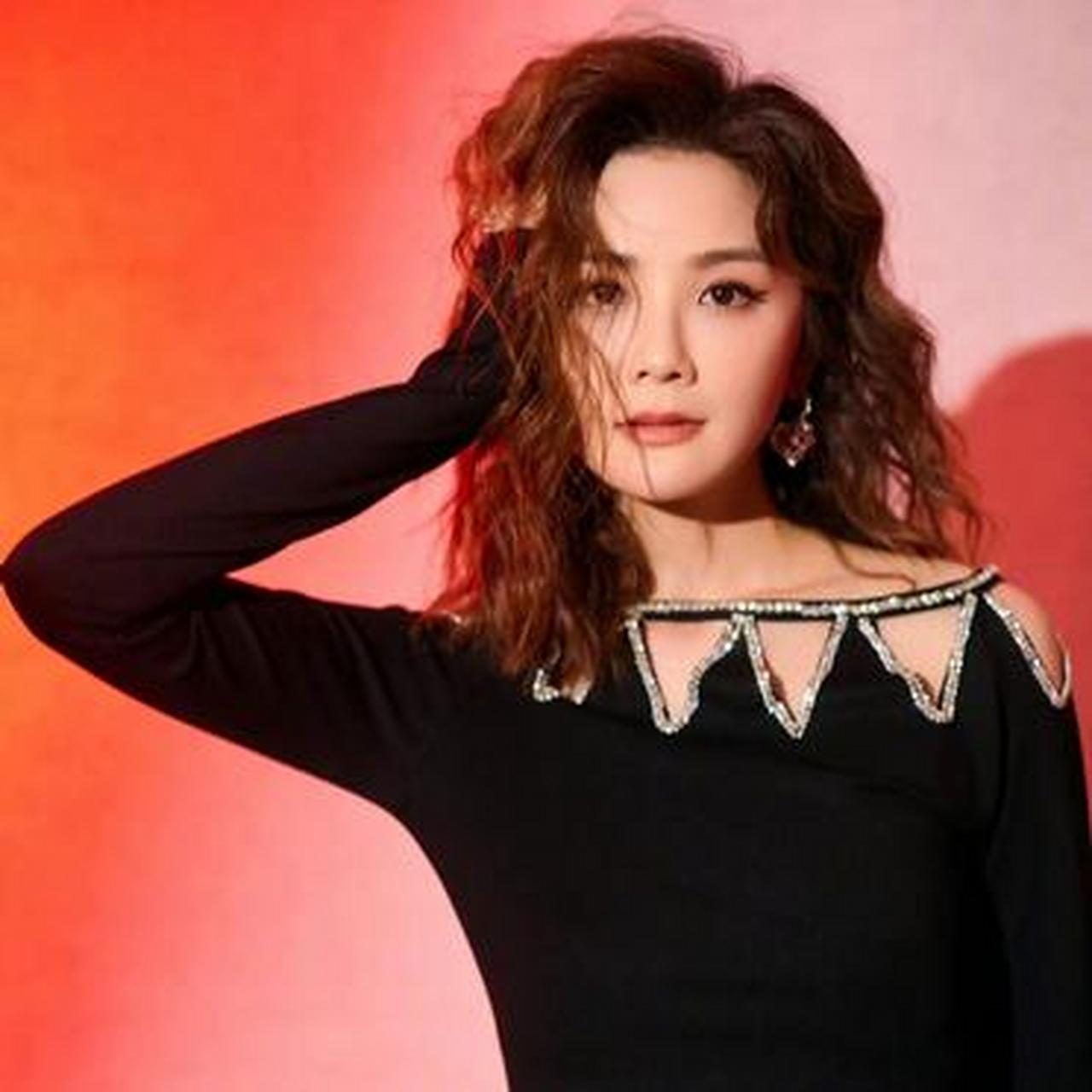 蔡卓妍39岁烫成卷发,气质还是这么出众,穿短款黑色针织衫搭配小香风