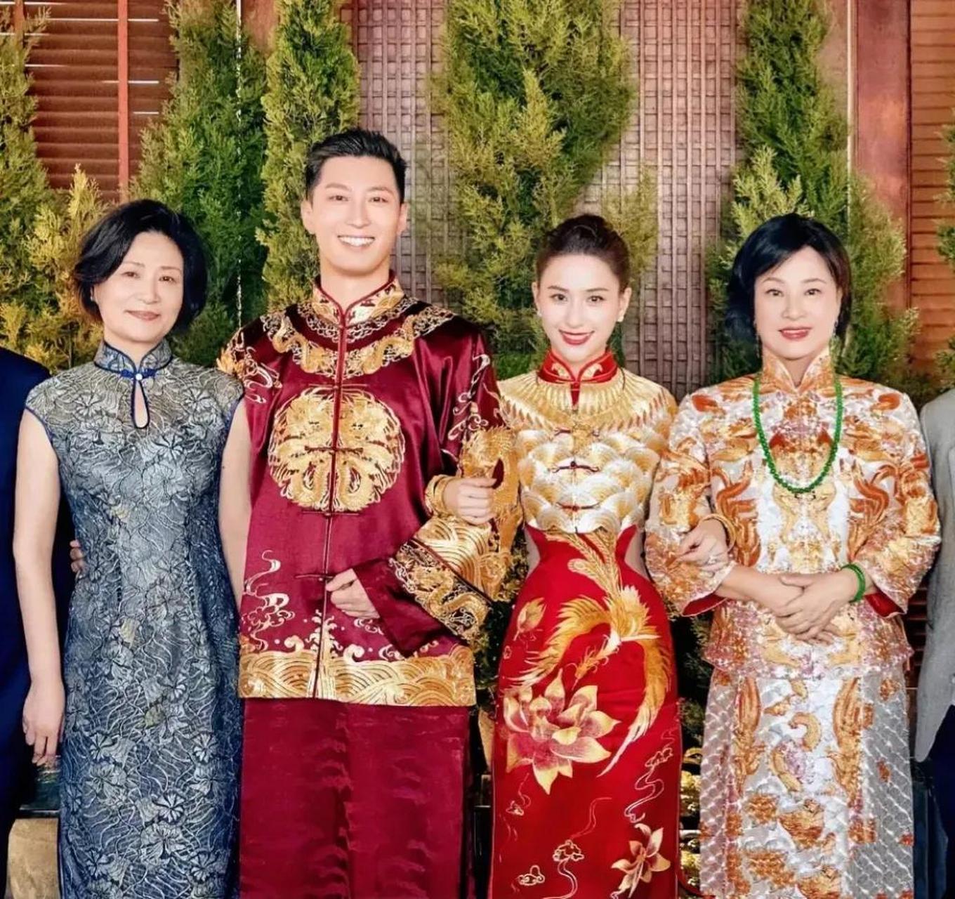 窦骁和何超莲大婚,夫妻俩与他们的父母亲的合影,一家人珠光宝气