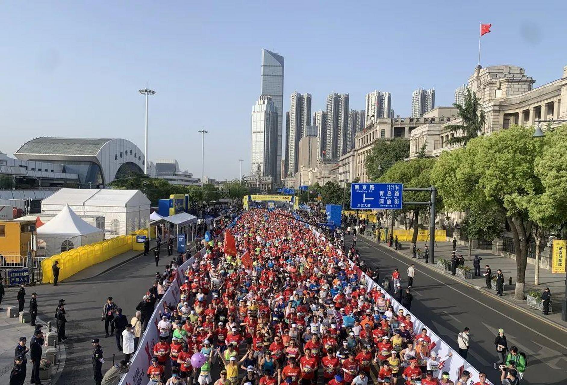 4月16日7時30分 2023武漢馬拉松 鳴槍起跑!