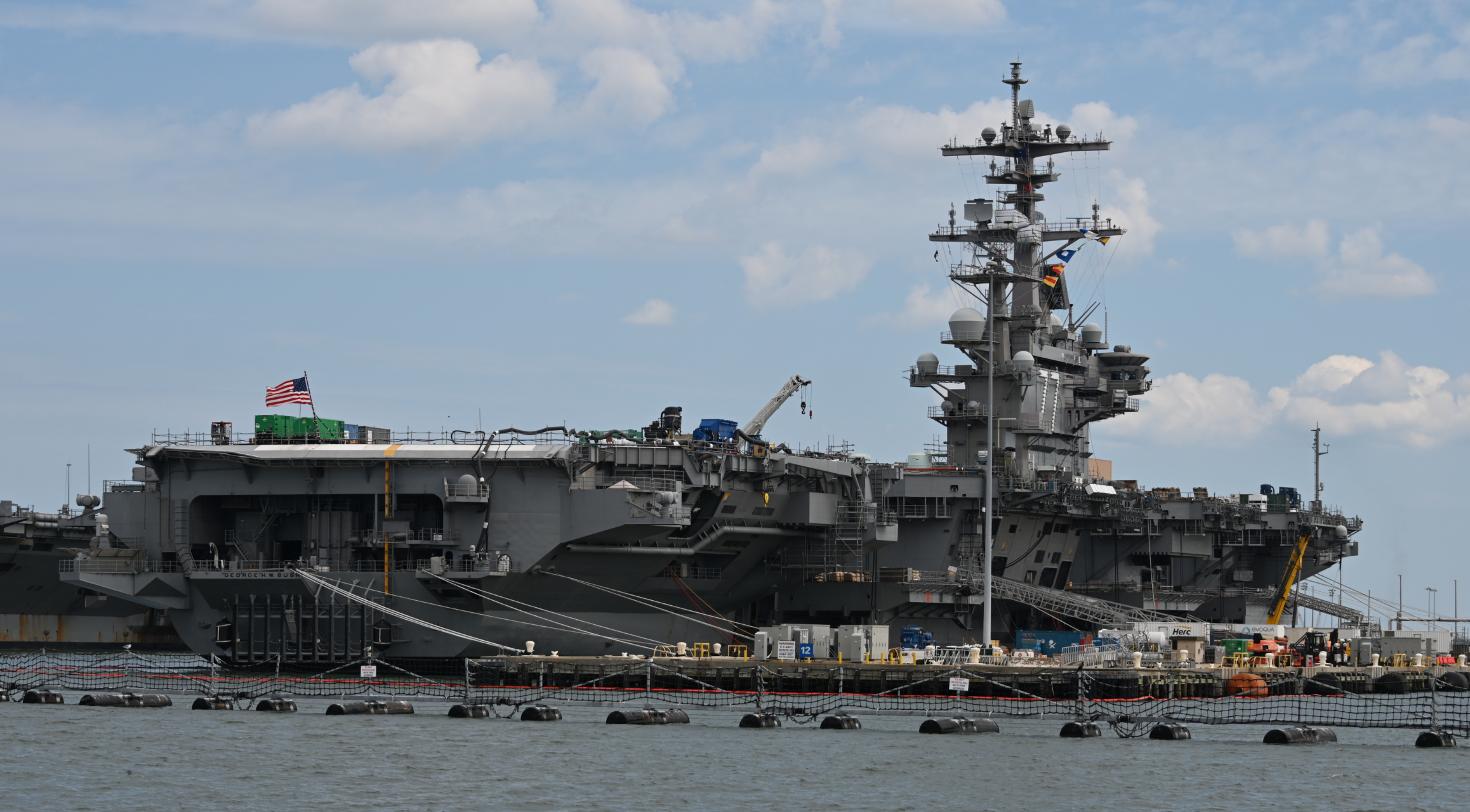 斯坦尼斯号(cvn74)正在纽波特纽斯造船厂进行中期大修;杜鲁门号(cvn75