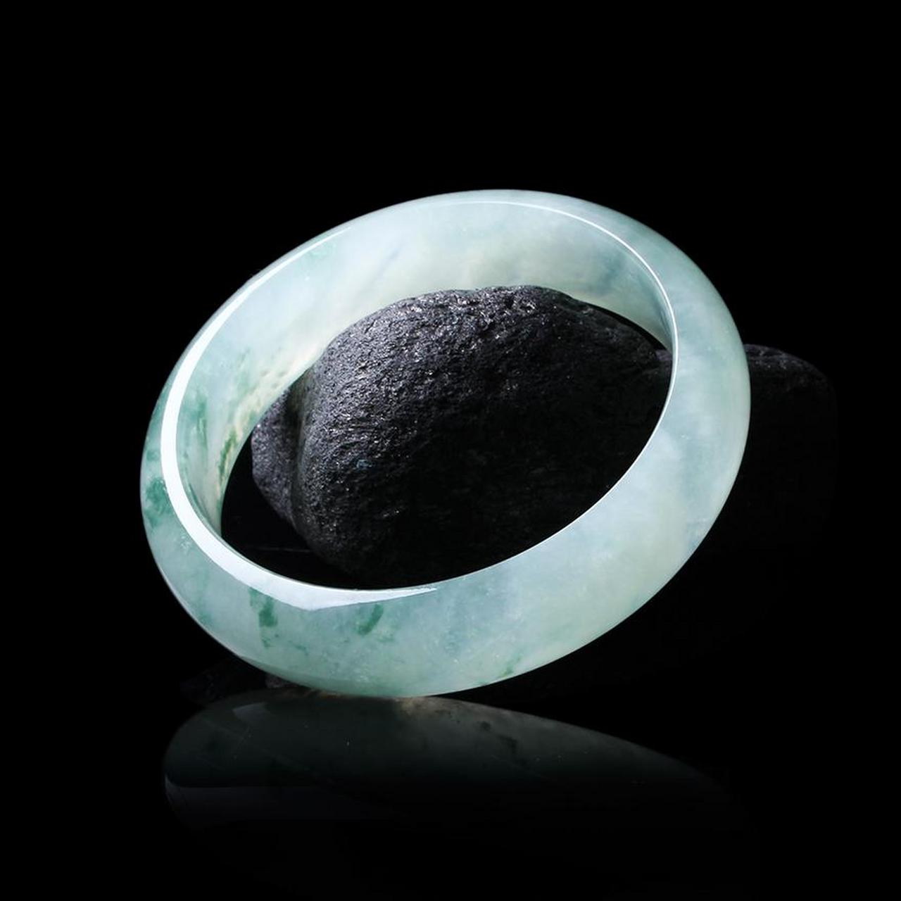 平安镯,体积比福镯要小,因为内圈磨平,称为平安镯,目前占据市场镯子