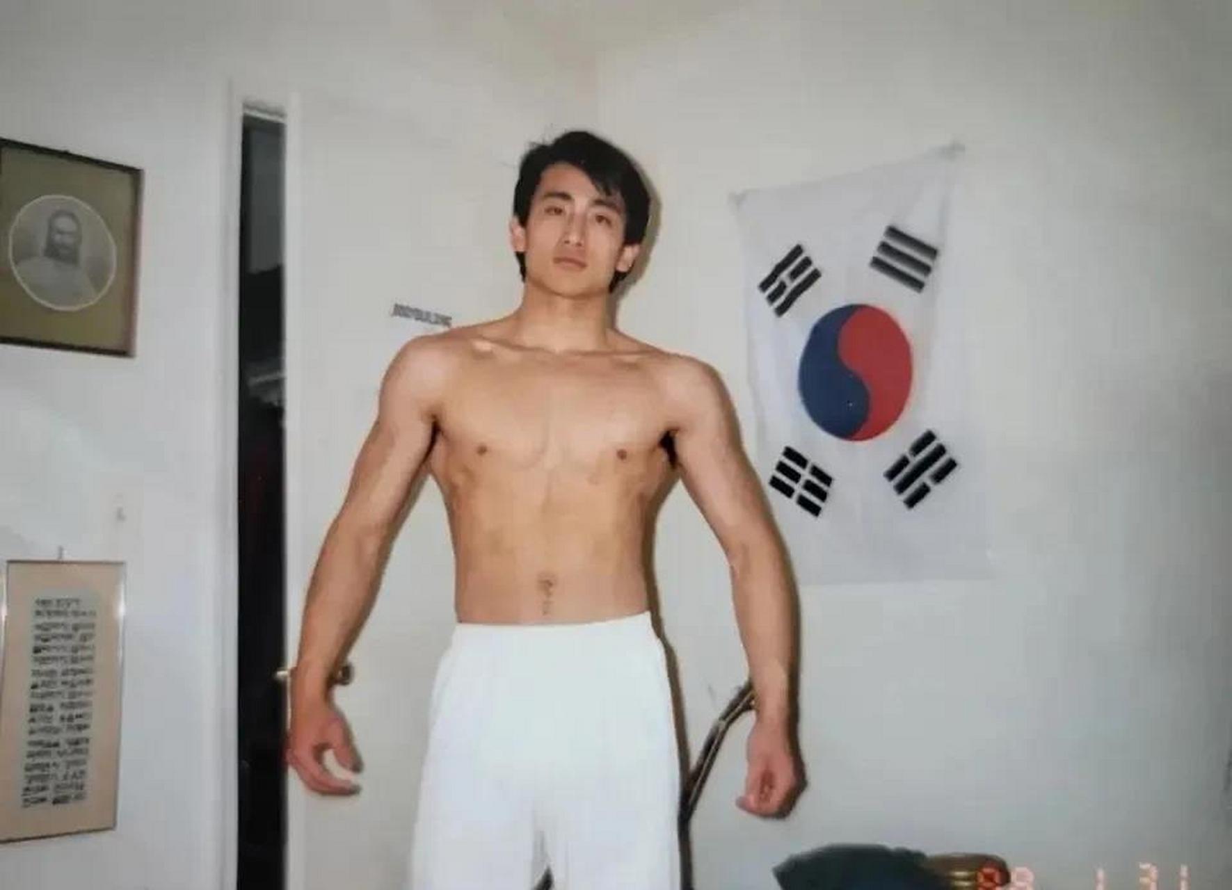 韩国男艺人车仁表的妻子公开了老公35年前的照片 那时候他才二十岁