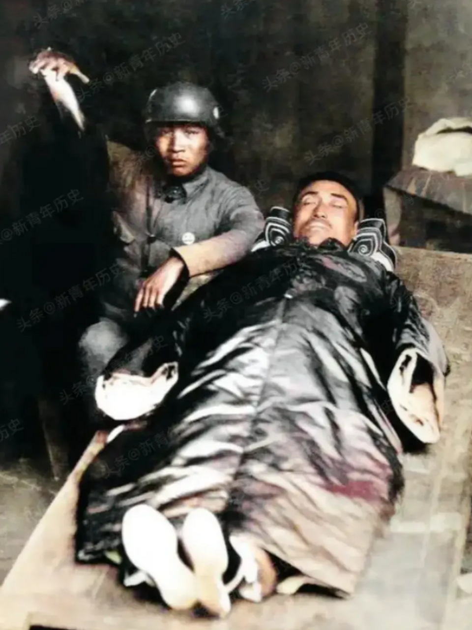 1937年,牺牲后的杨杰将军一张肃穆的"入殓"照,镜头中的将军似乎睡着