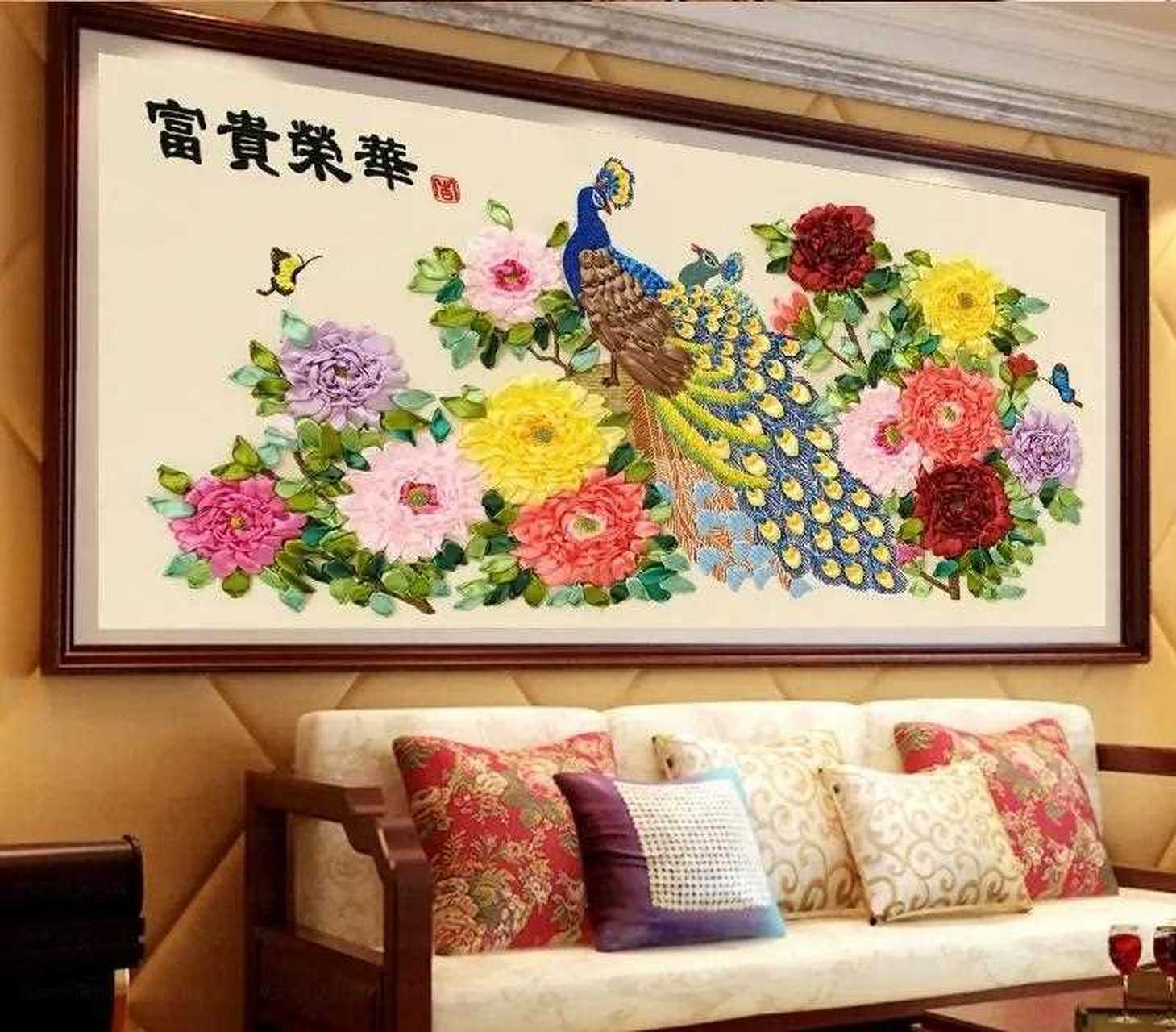 丝带绣是用色彩丰富,质感细腻的缎带为原材料,在棉麻布上,配用一些