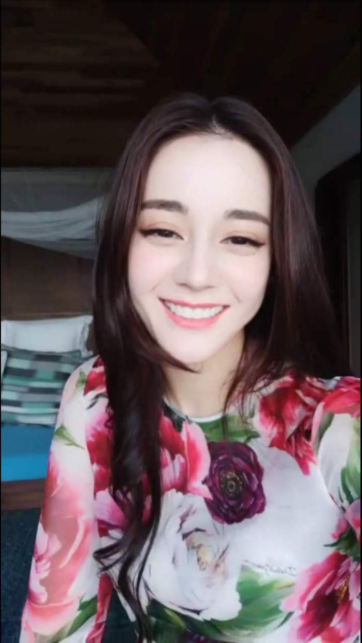 迪丽热巴被求婚# 一男观众冲向舞台向迪丽热巴求婚,而且他不是第掖挝