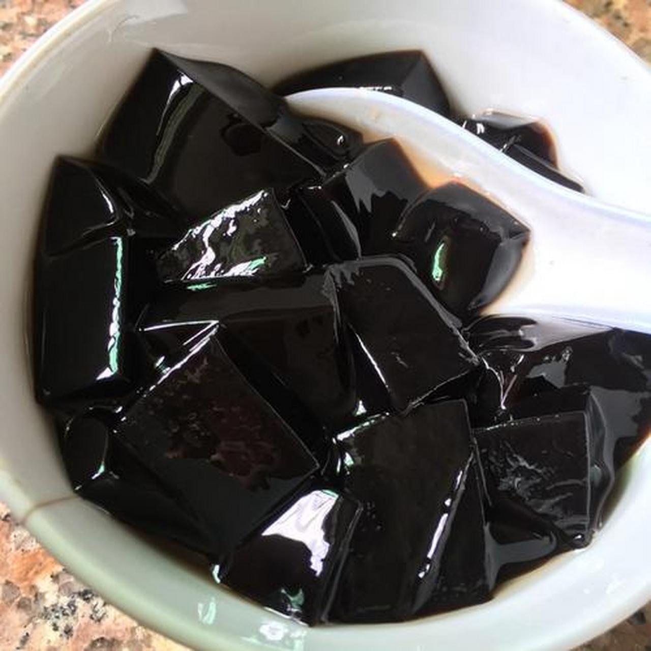 夏天的梅州,街边总能看见许多摊位贩卖仙人粄,停下脚步在摊位前,买一