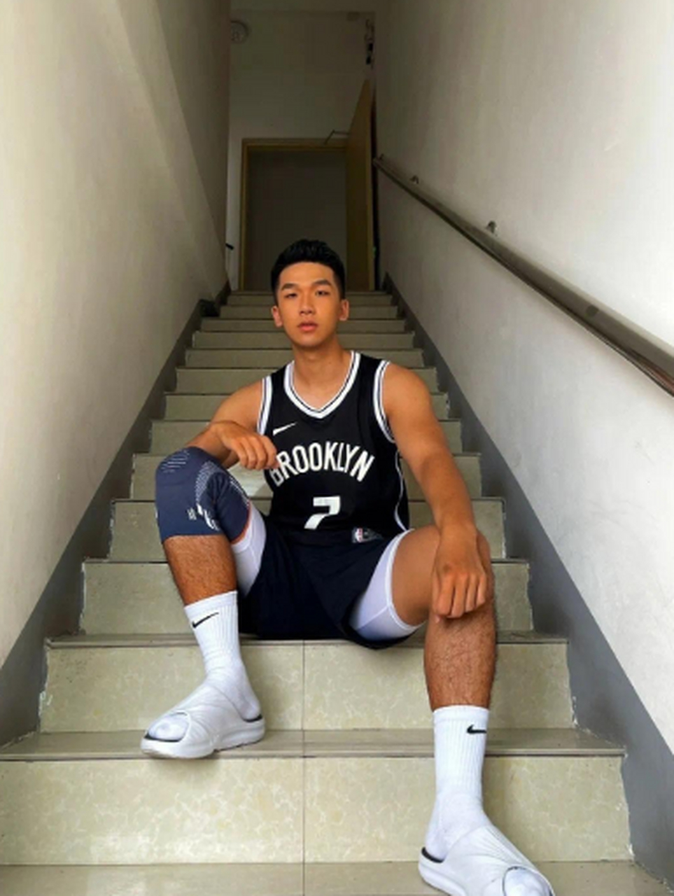 肌肉白袜黑皮体育生,太可了!#体育生# #帅哥# #腹肌