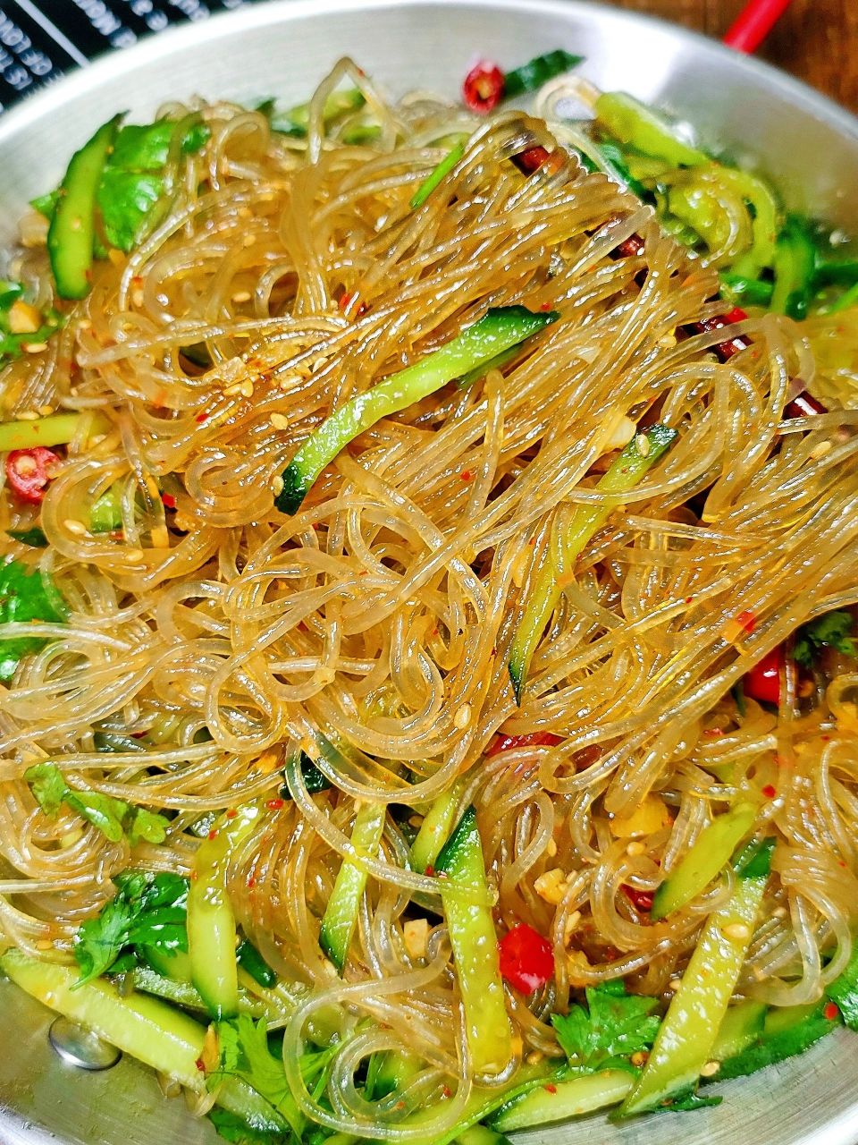 做法超简单,酸辣又可口,简直太香了～ 食材:黄瓜,粉丝,蒜末,辣椒面