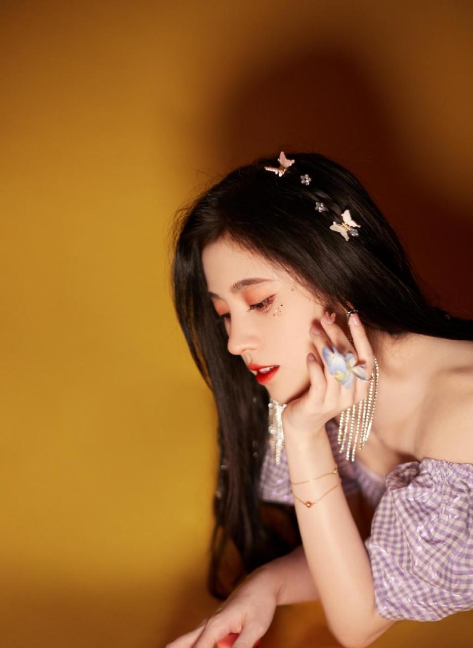 鞠婧祎紫色格子裙仙气写真图片