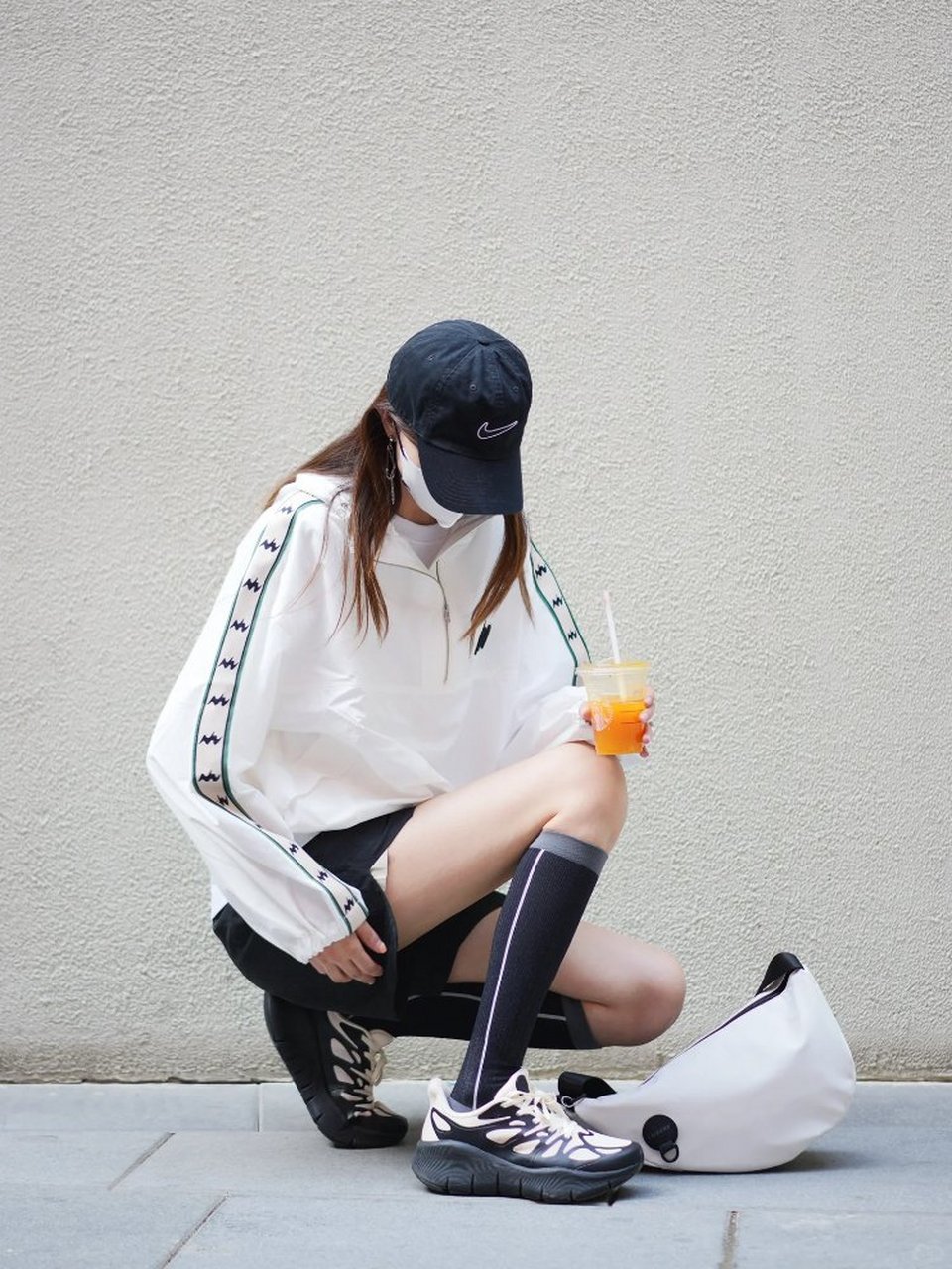 白色运动外套 黑色运动短裤 炒鸡舒服搭配中筒袜和运动鞋 鞋子颜色很