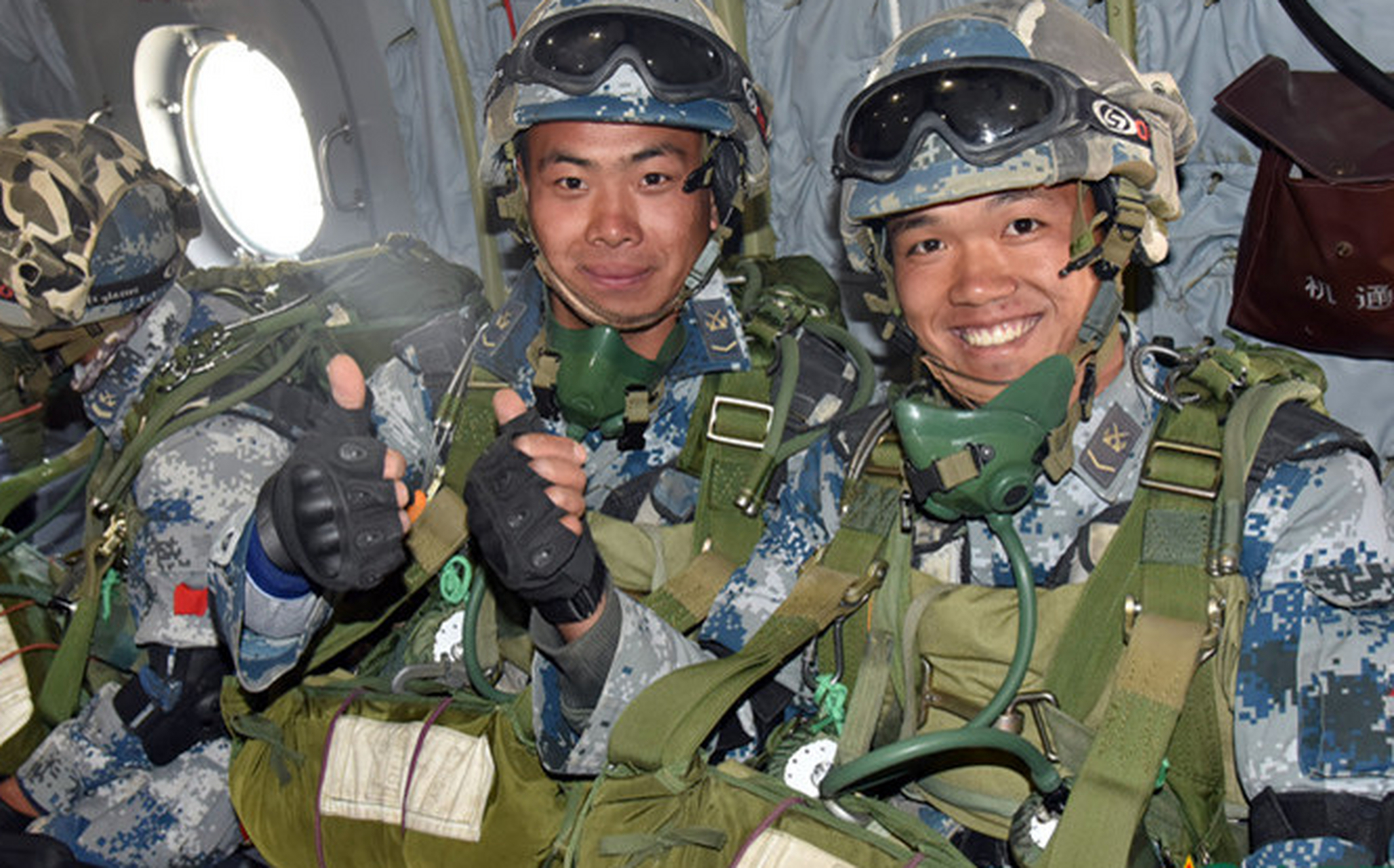 日前,空降兵某旅组织一场跨昼夜连贯考核,在实战化演训中淬砺特战"