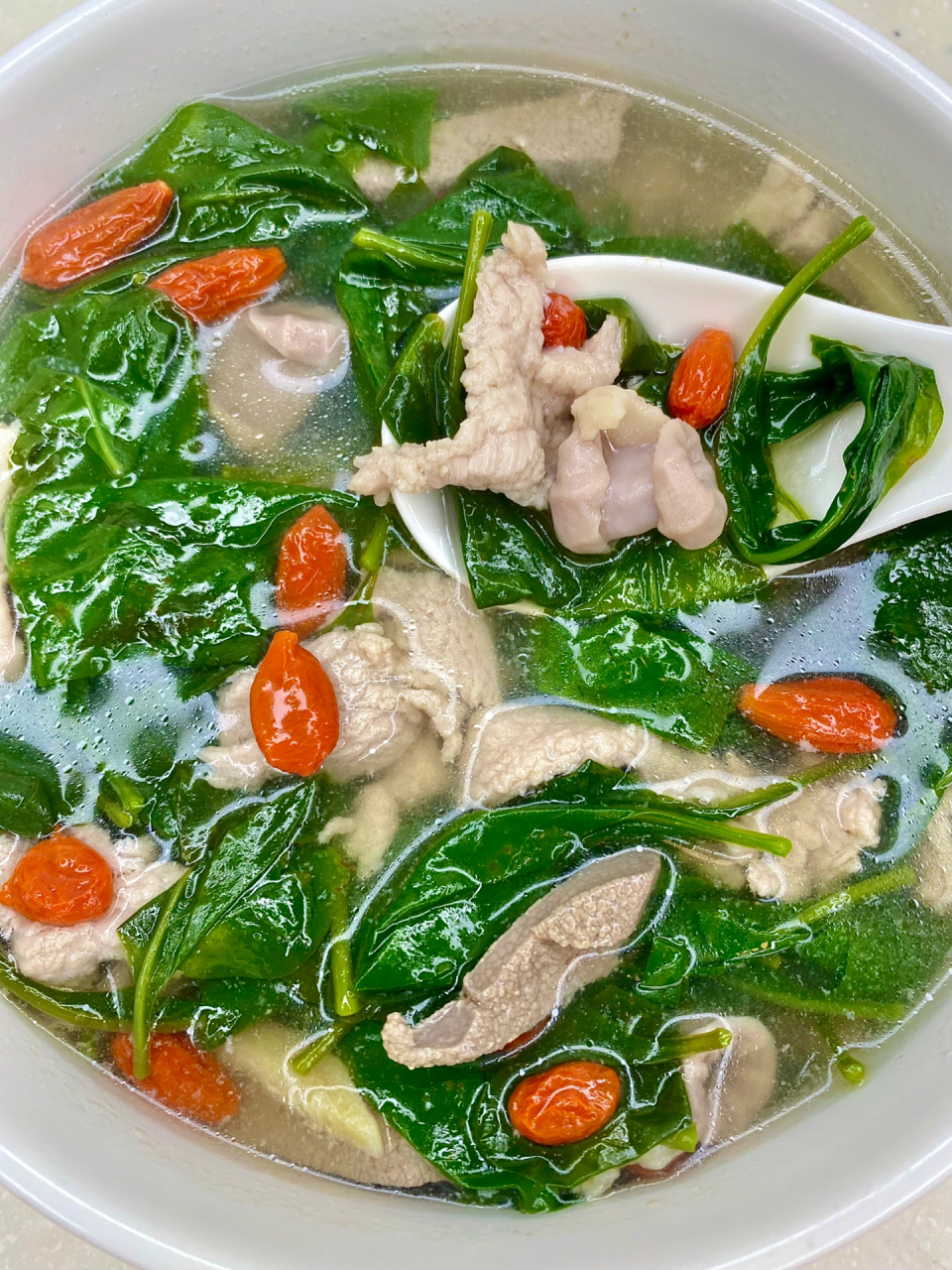 99食材准备: 枸杞叶,枸杞,猪肝,瘦肉,猪粉肠,姜 99制作方法