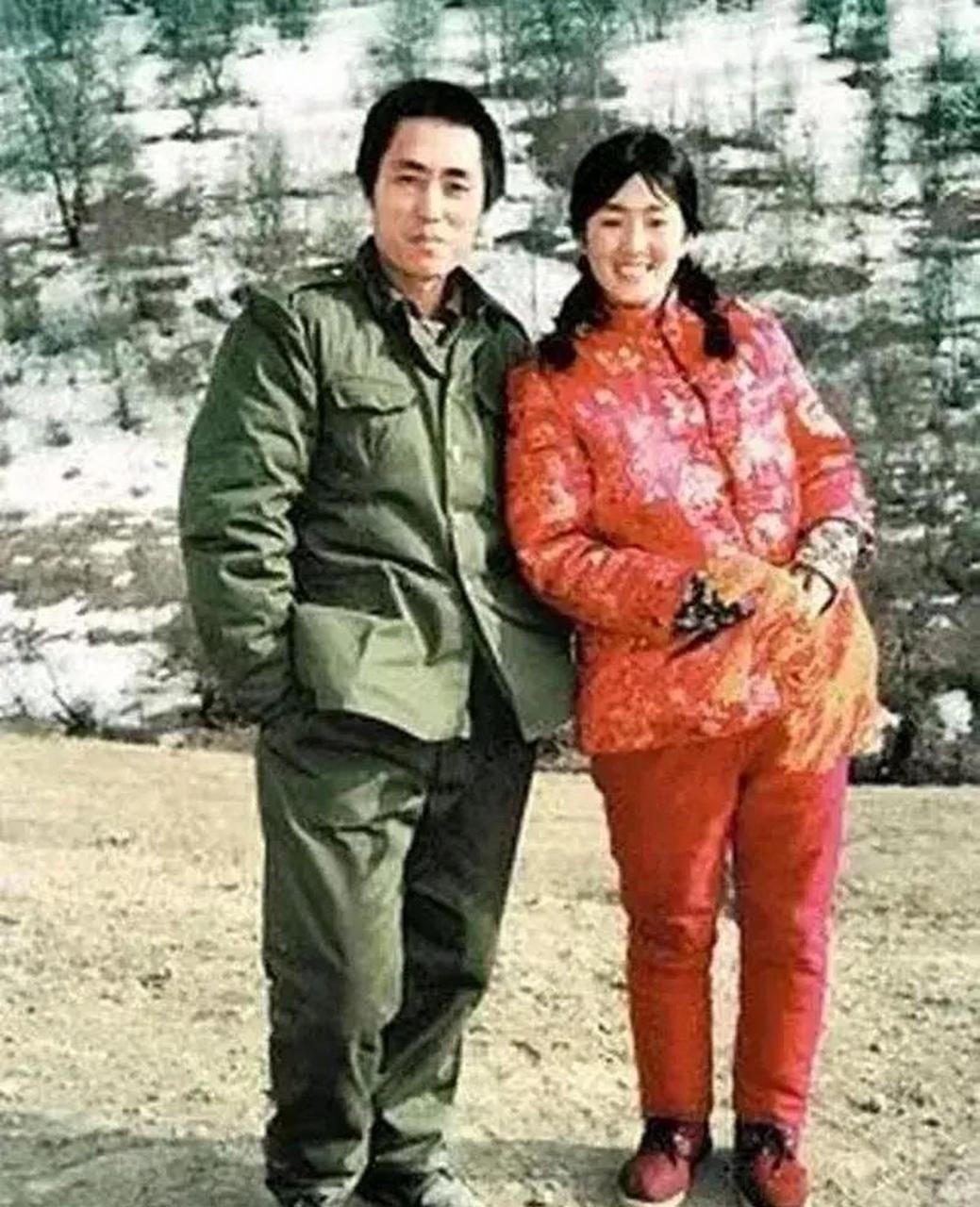 百家号星火计划# 1987年,张艺谋在拍摄《红高粱》时,手把手教巩俐
