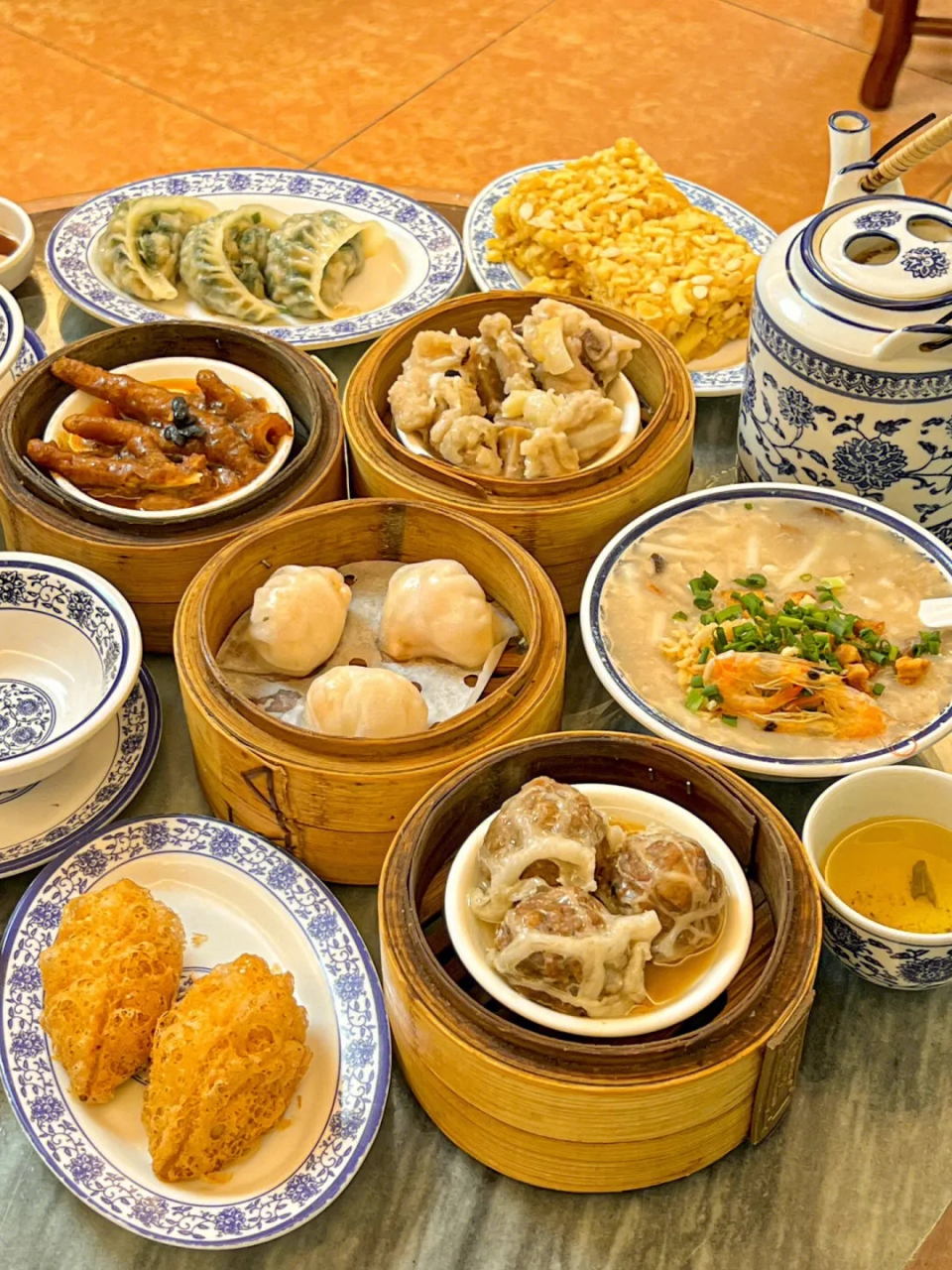 朋友在广州吃早茶满满一大桌  吃的人很多来的大多都是老广东  体验了