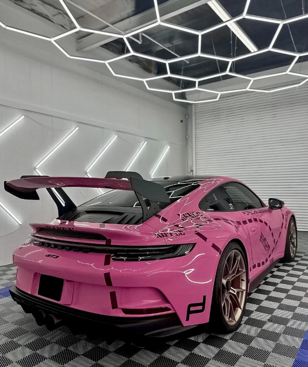 粉色保时捷,惊艳了时光! 郁金香粉涂装更适合女车主,仙女气质满满!