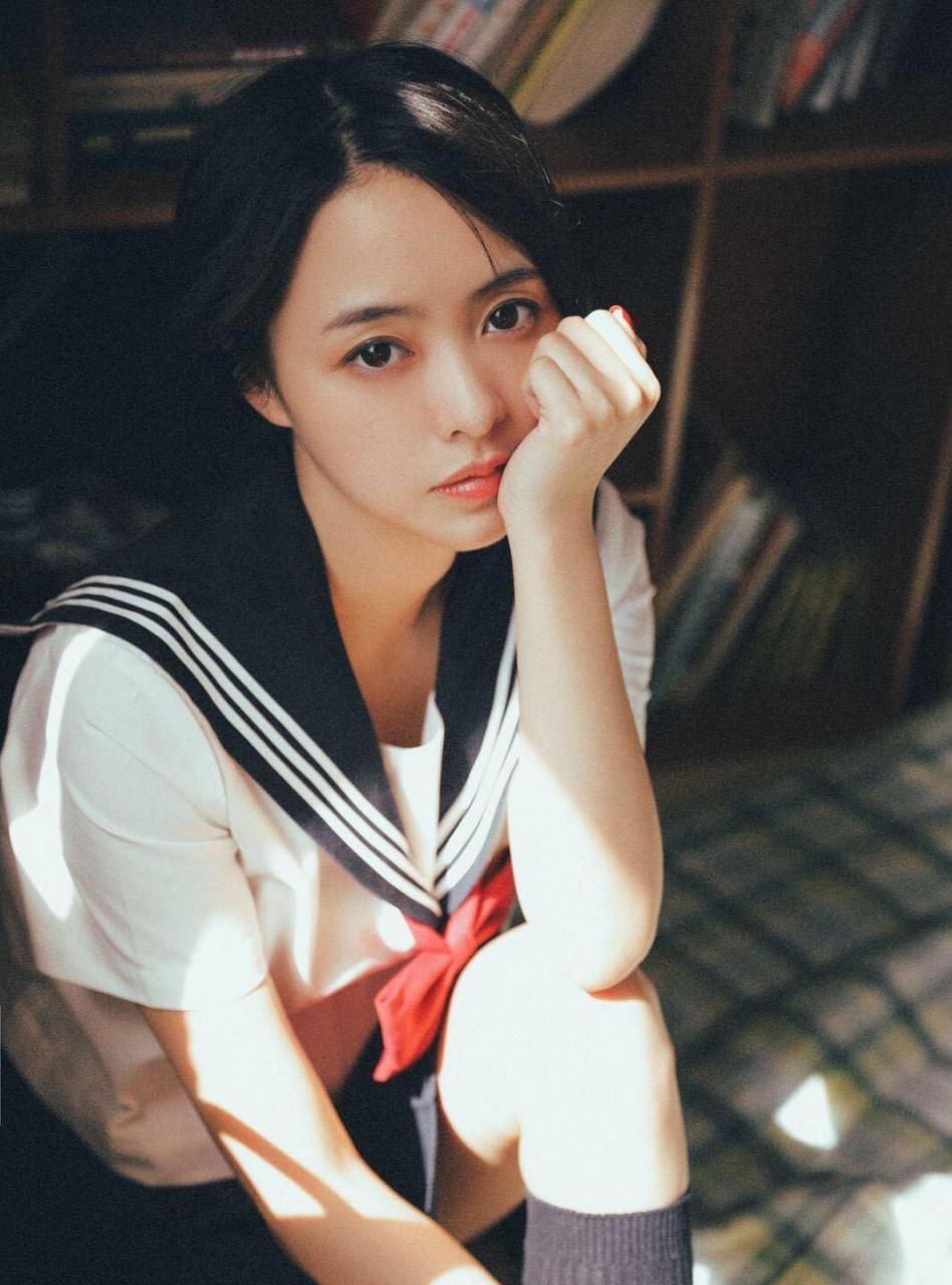 余心恬校服写真     少女感爆棚