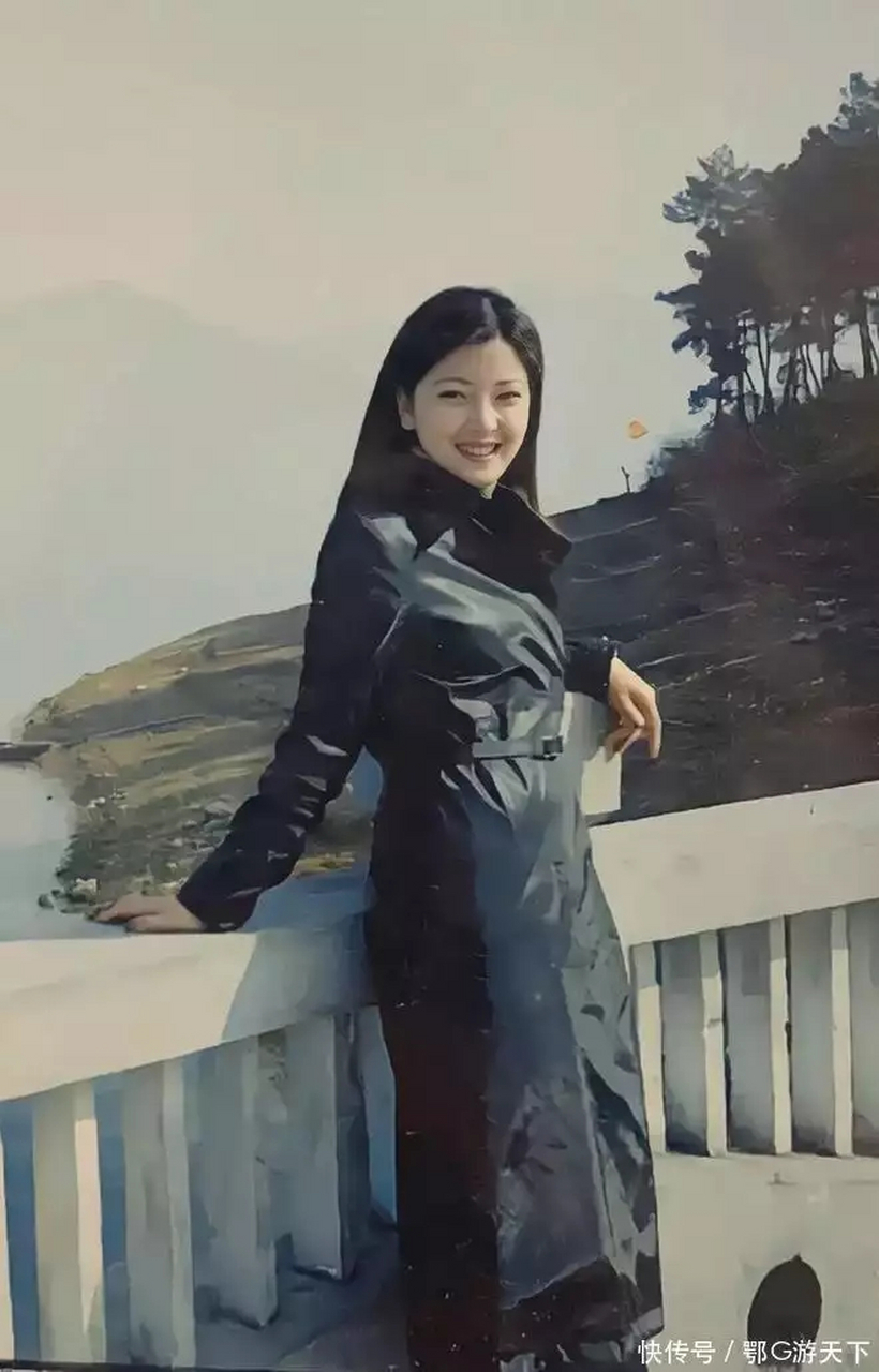 90年代,一个风华绝代,花容月貌的年轻美女外出旅游时拍的一张留影.