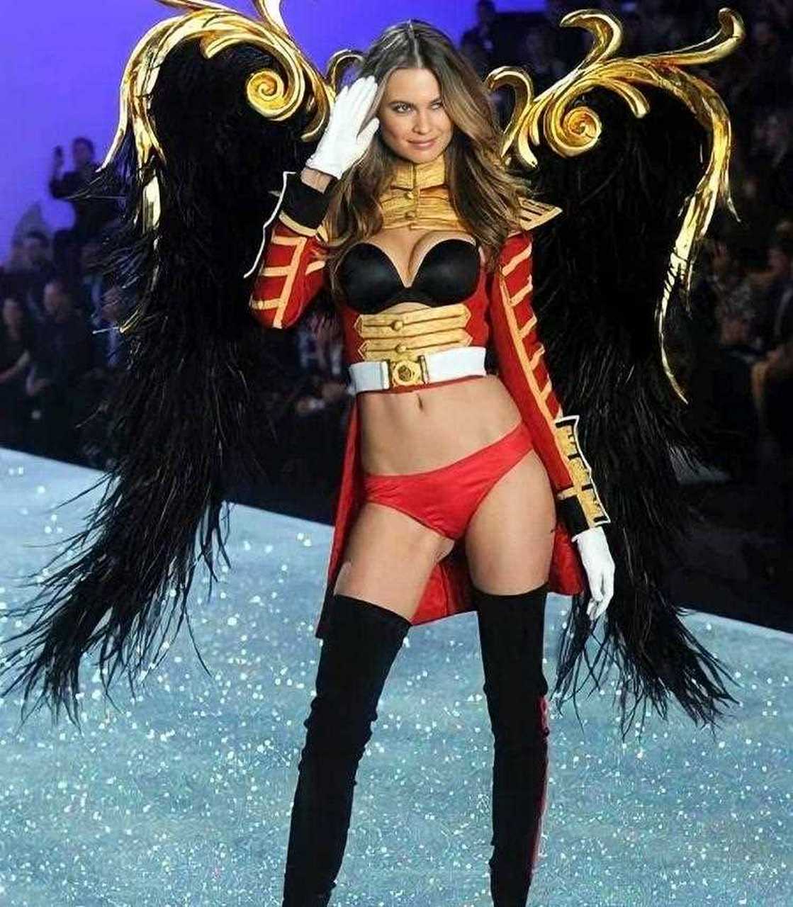 维密秀场上的童话风,超模小南瓜的演绎也太可爱了[惊哭]