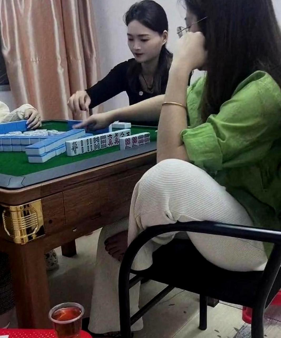 现在女性打麻将的热情如此之高,甚至不顾家庭.