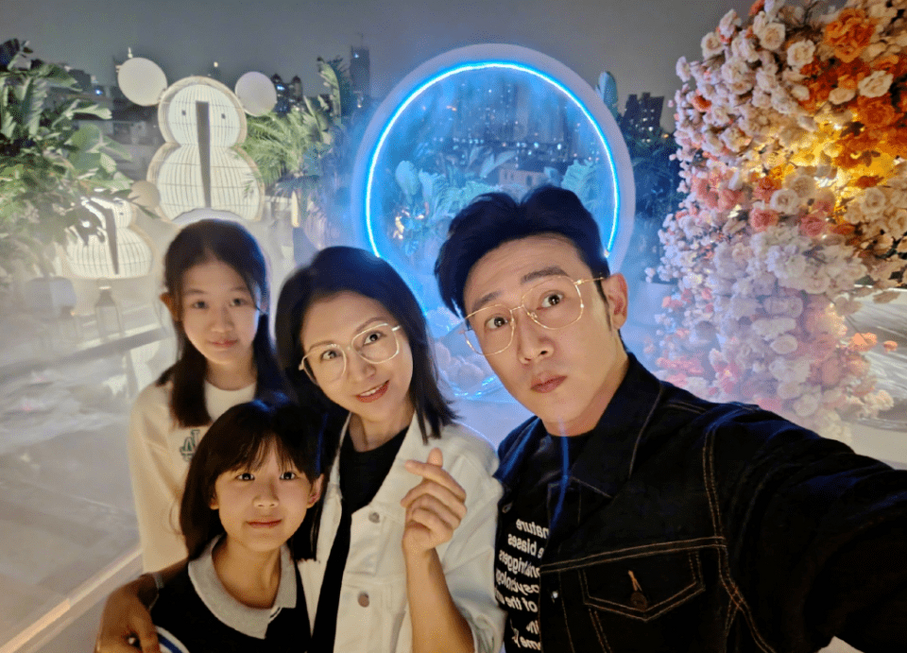 陆毅晒全家遛弯赏月照,幸福甜蜜大长腿好抢镜!