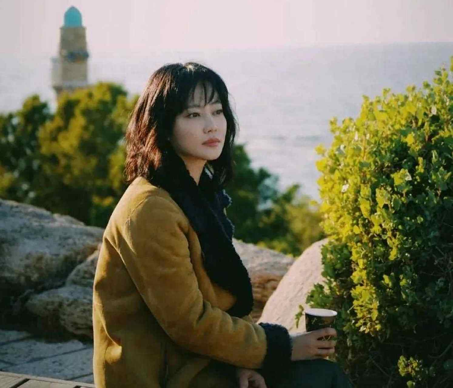 年,在王宝强的《hello,树先生》中,谭卓饰演王宝强的相亲对象"哑女"