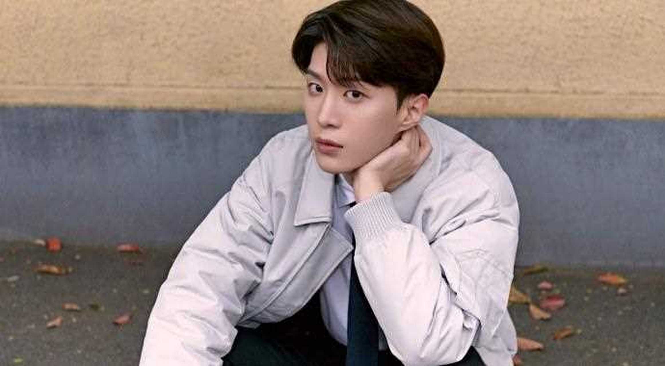 范丞丞少年感太强了!身着白色夹克内搭白衬衣,叠穿造型尽显学院风.