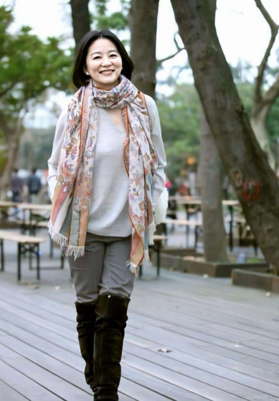 林青霞才是真正优雅老去:穿搭不显老不扮嫩,发福有皱纹也好美 金庸