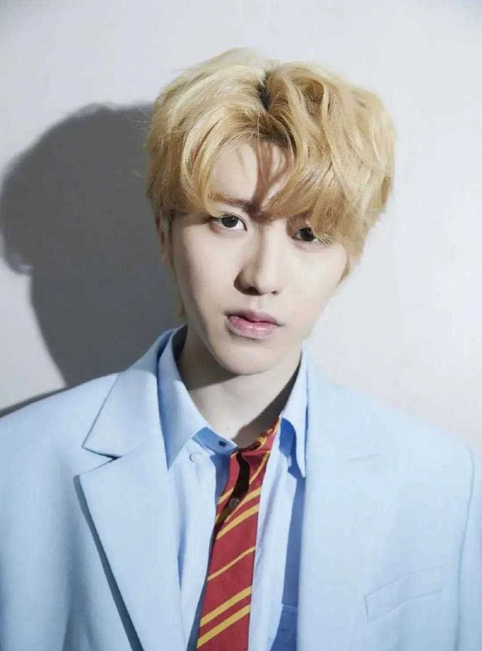 蔡徐坤最新黄发造型,搭配浅蓝色西服套装,有一种日系少年的感觉.但是!