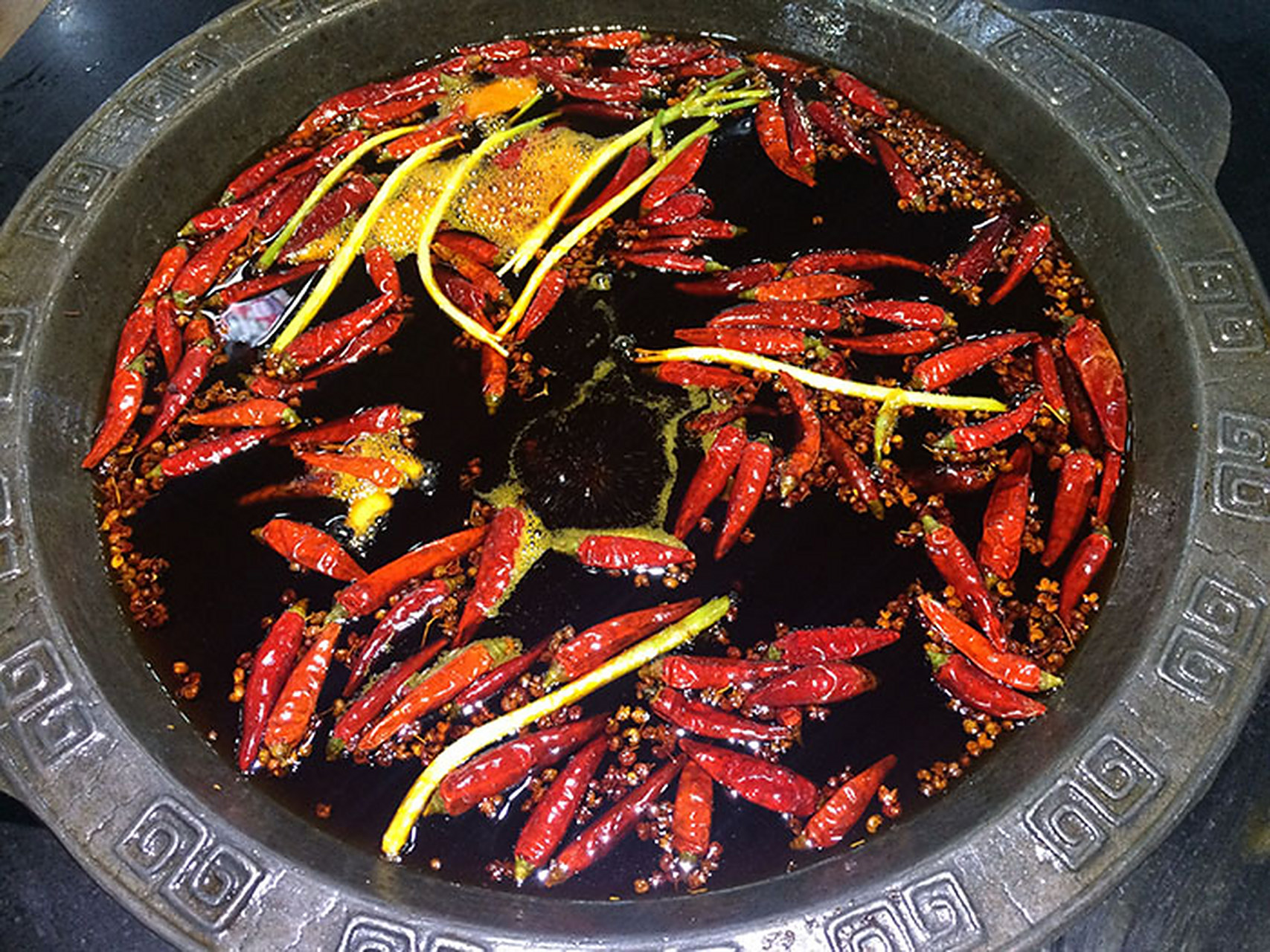 红汤锅底,锅底上桌瞬间香到我了,不愧是开了十几年的老店店,味道深得