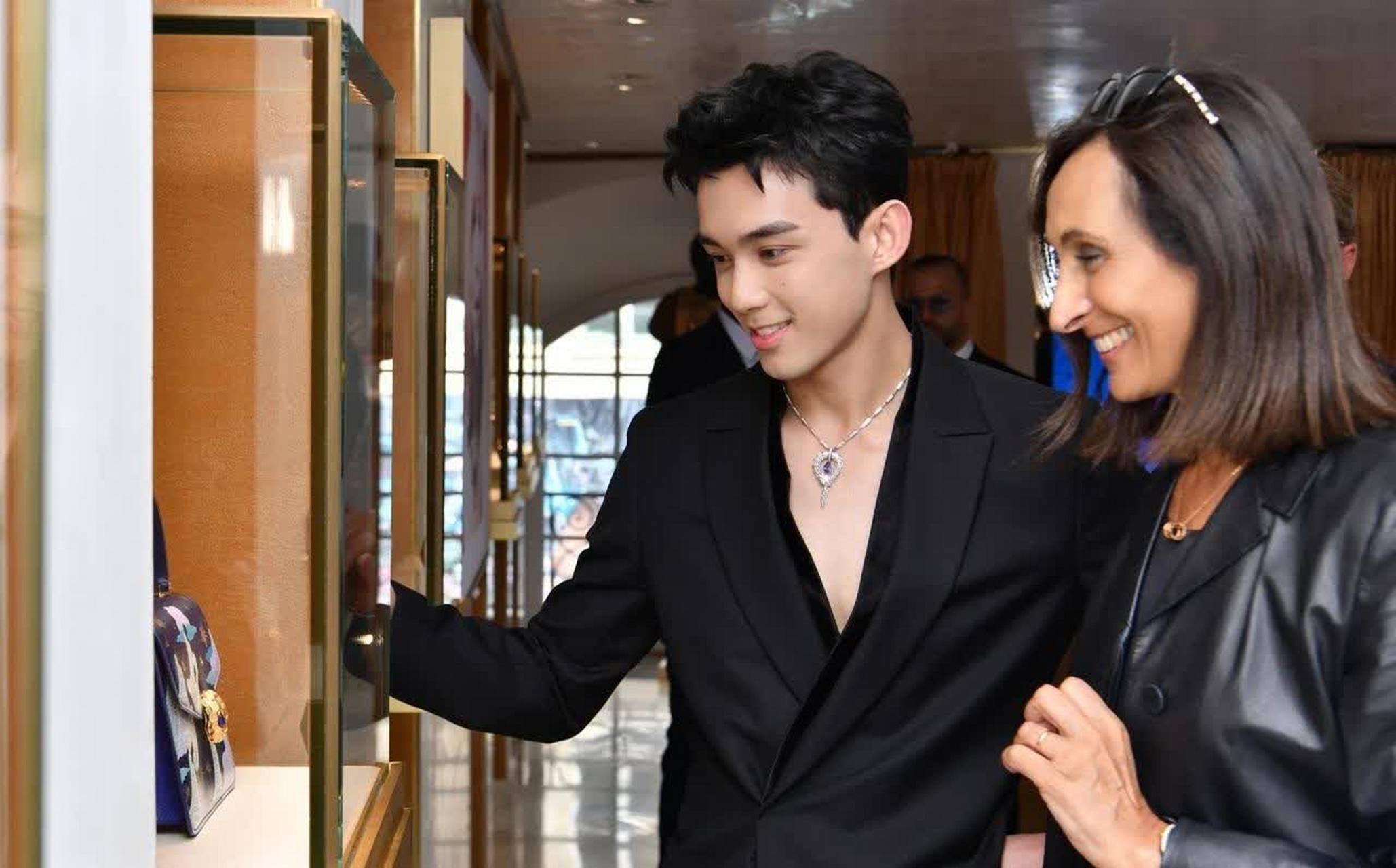 吴磊|巴黎宝格丽活动造型图,黑色深v西装搭配宝格丽蛇系列项链,非常