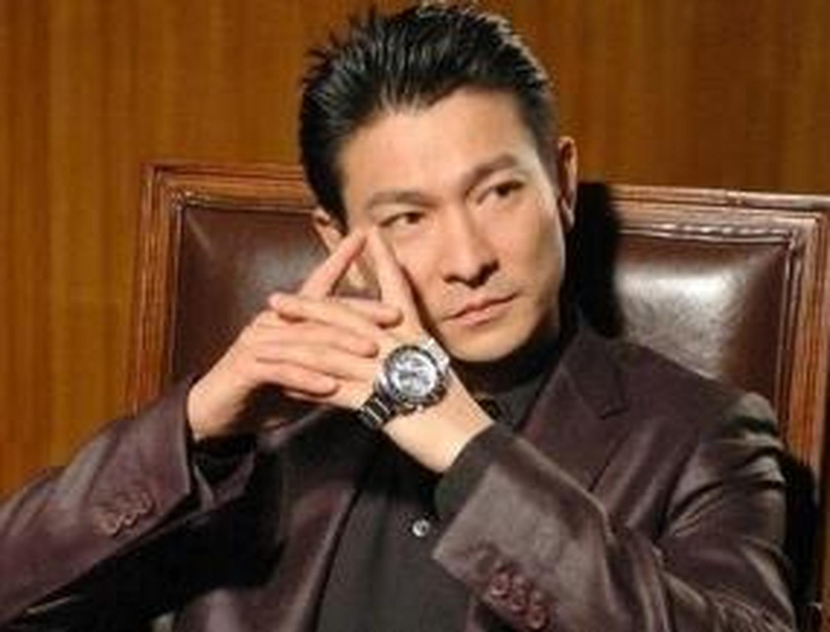 辽宁黑社会老大刘涌邀请刘德华来沈阳开演唱会,给出300万的出场费,但