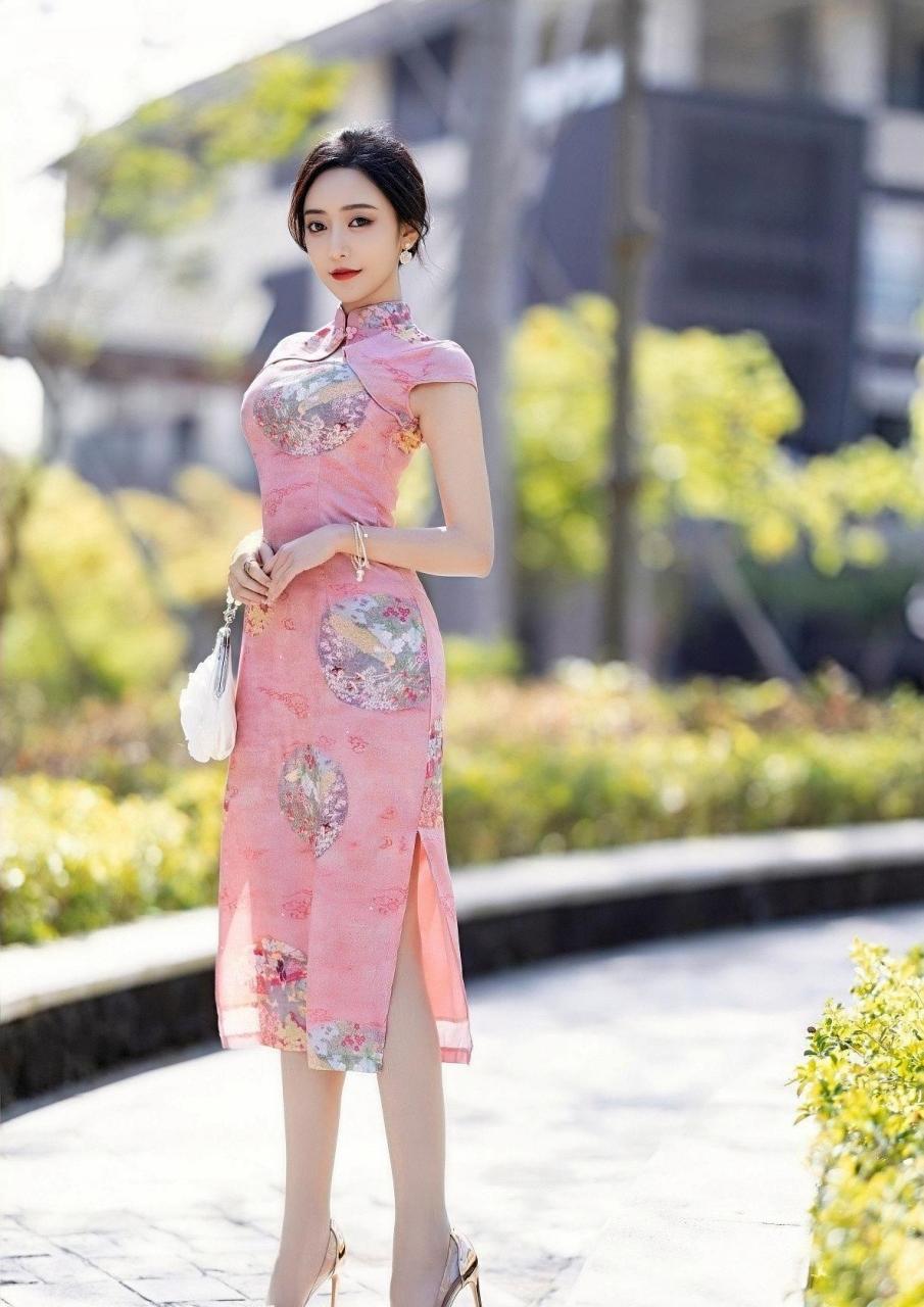 粉色双开叉印花旗袍裙,拥抱生活之美!