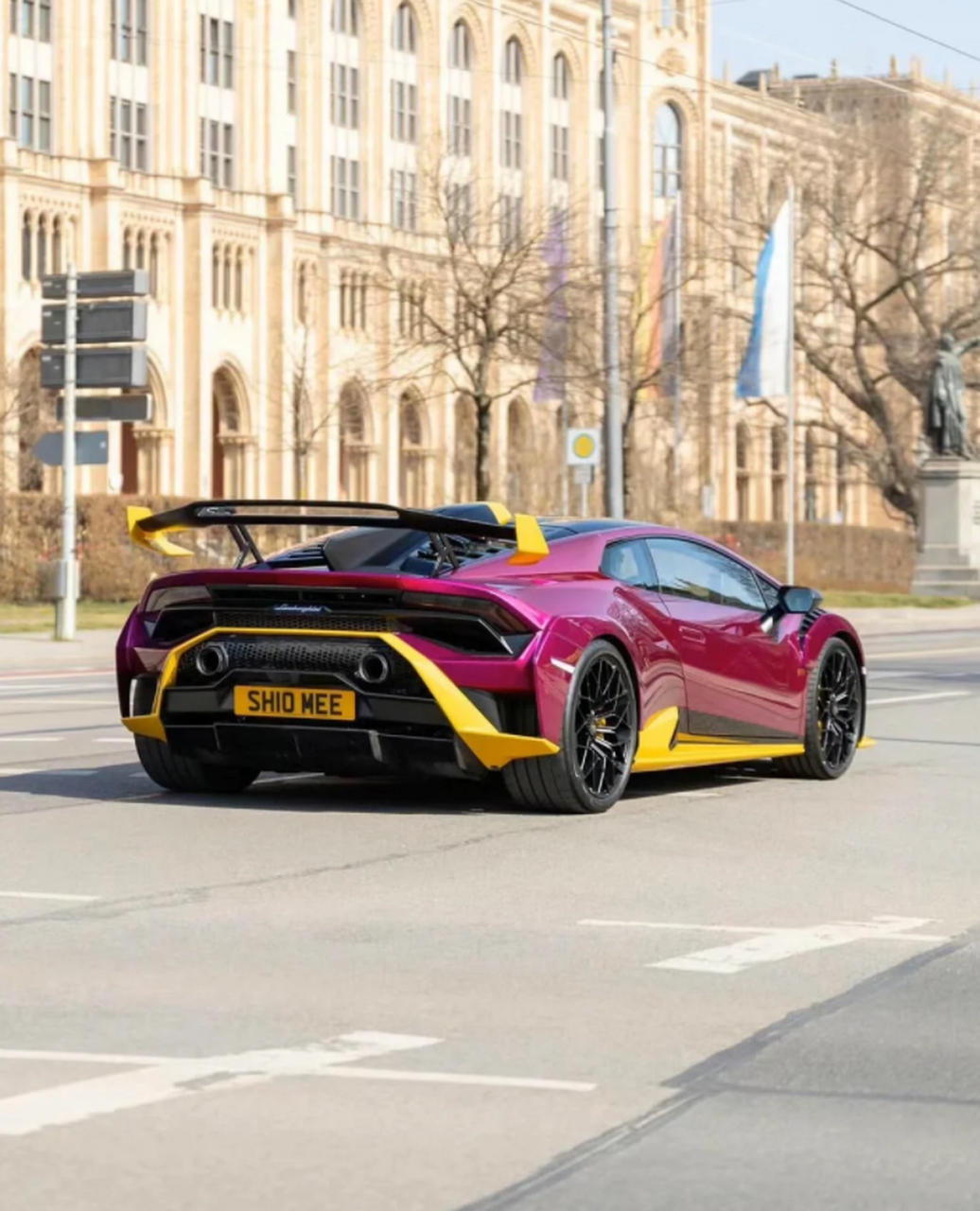 兰博基尼sto:闪电驾到,为速度而生!  从赛道到街头,只需转瞬.