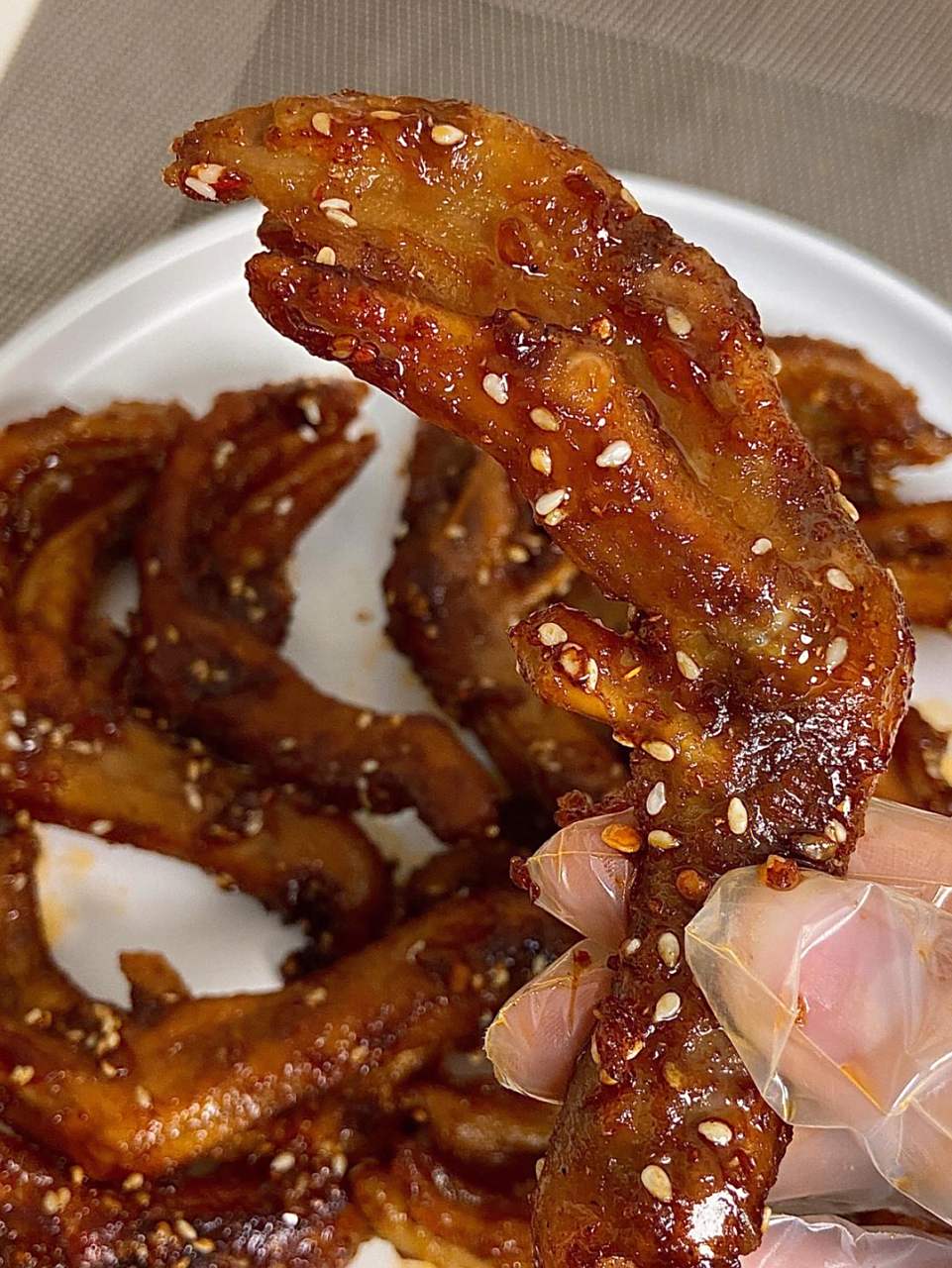 抡完要吮手指的椒盐鸭爪,鸭掌中间咸香酥脆, 而鸭皮嚼起来有韧度,就连