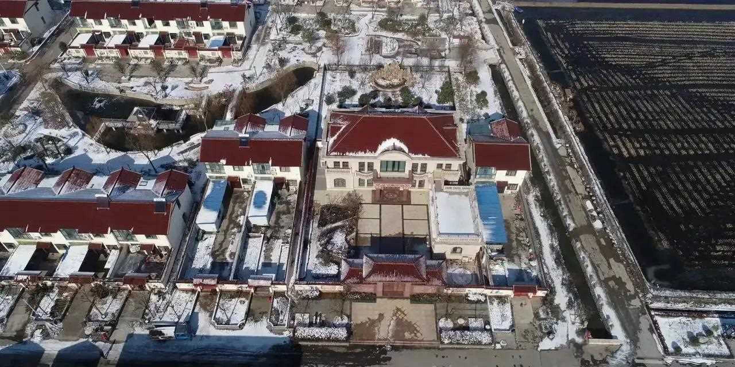 过年了[话筒] 看看京东刘强东老家江苏宿迁, 光明村每家每户门上都挂