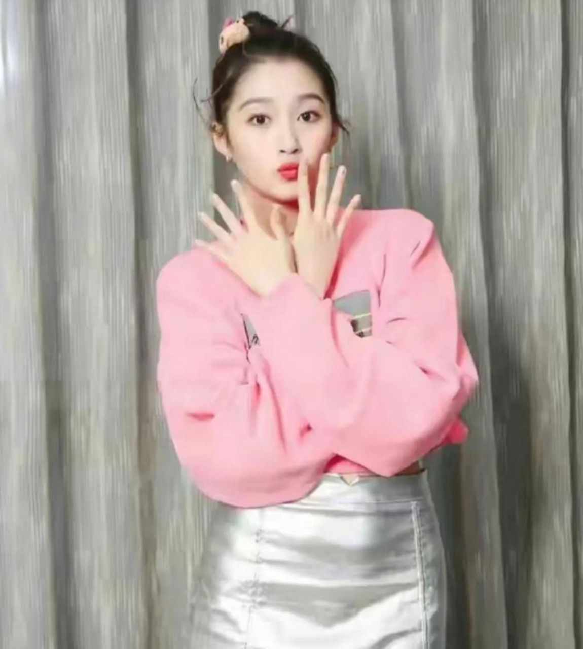 关晓彤穿粉色上衣 短裙 丸子头,妥妥的青春元气美少女,太可爱了!