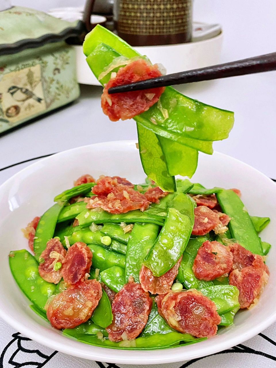 荷兰豆炒香肠,鲜甜脆爽腊味清香,简单好吃  荷兰豆一定要嫩,清脆可口,