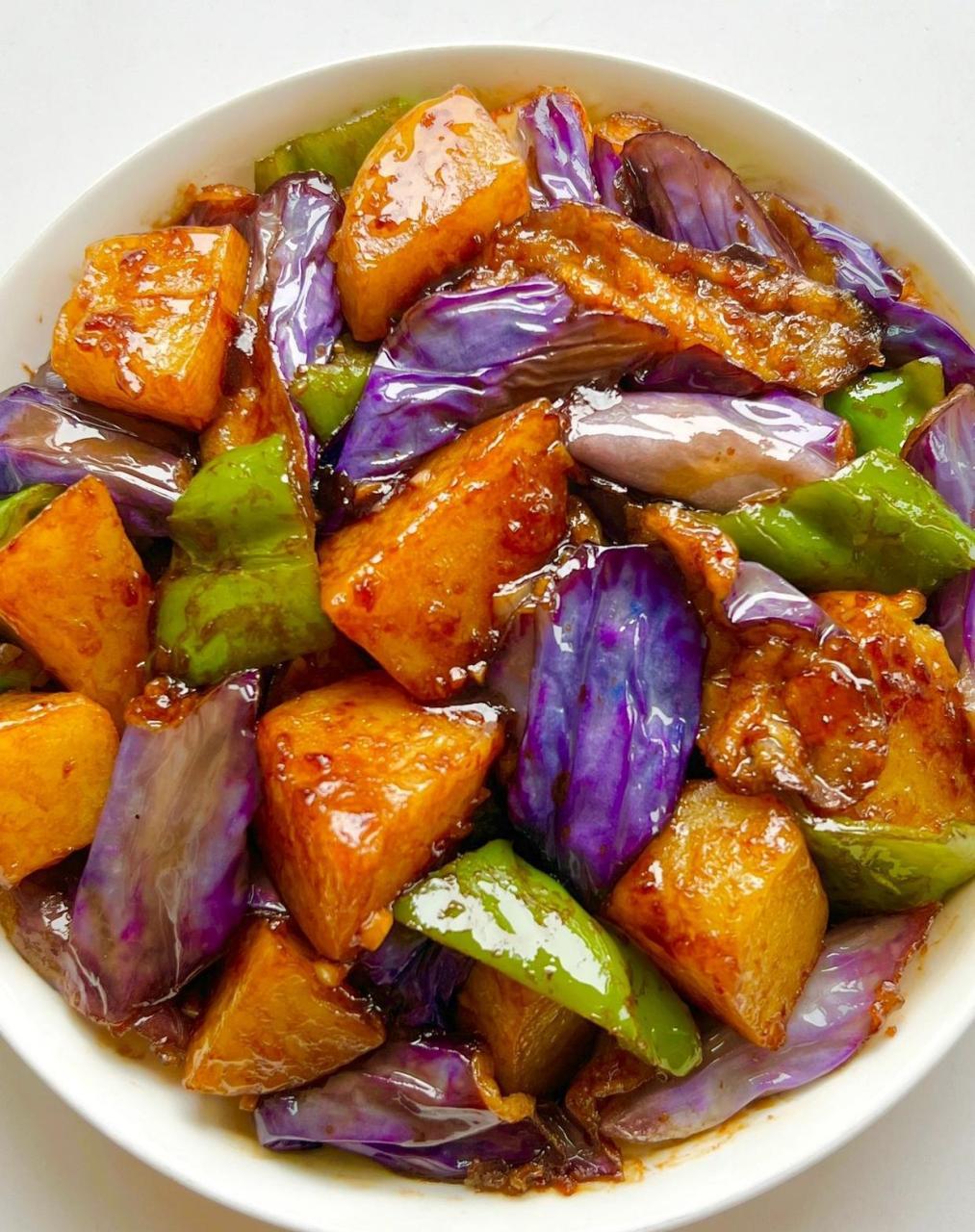 地三鲜 - 98食材:茄子,土豆,青椒,蒜,淀粉 98做法: 76调酱汁