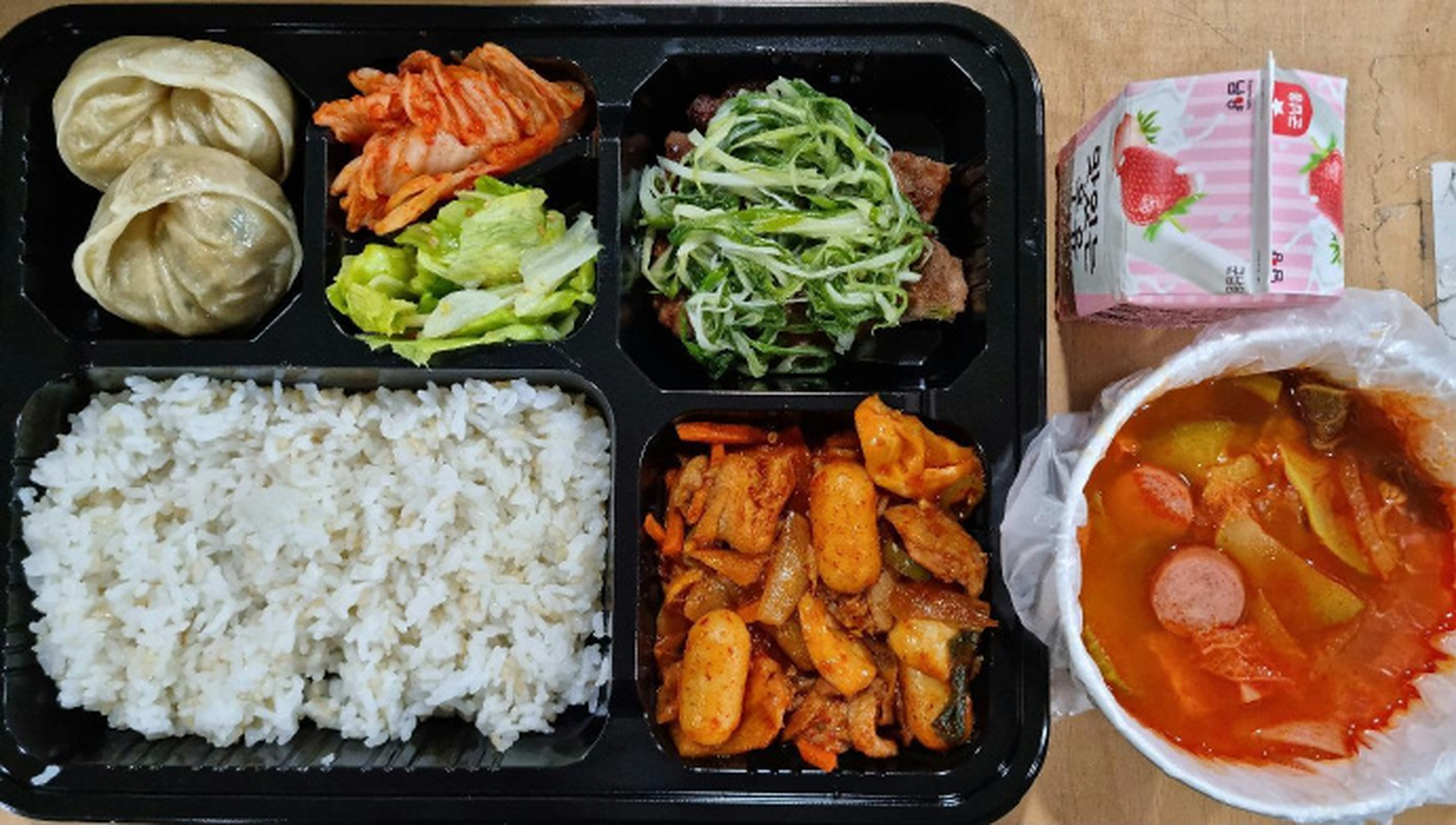 这是韩国军队的伙食,而且是经过精心摆盘并拍摄的.