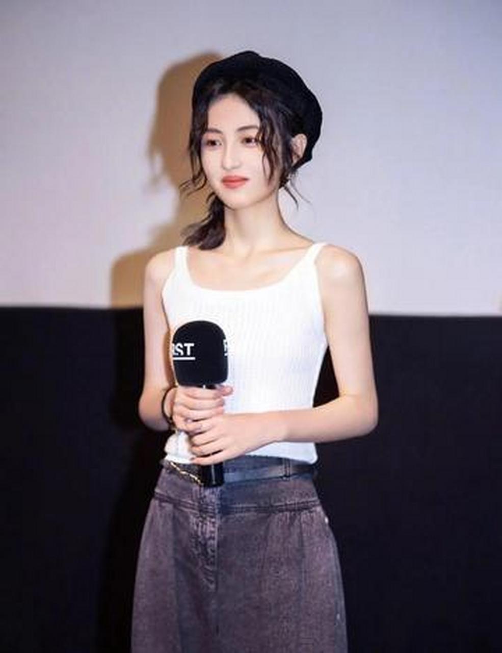 张子枫志愿军吃土豆镜头 近日,电影志愿军雄兵出击曝光了一组张子枫吃