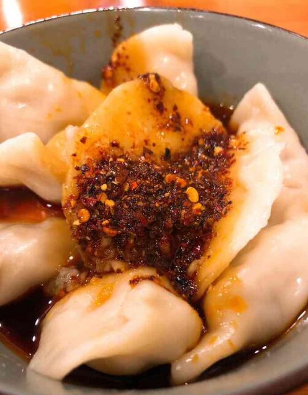 春阳水饺,被誉为成都水饺的标志性品牌,其红油水饺更是独领风骚,无可