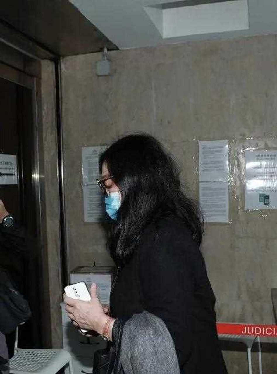 郭晶晶婆家姑姑罕见现身,她就是霍英东的女儿霍丽娜,一身全黑造型戴着