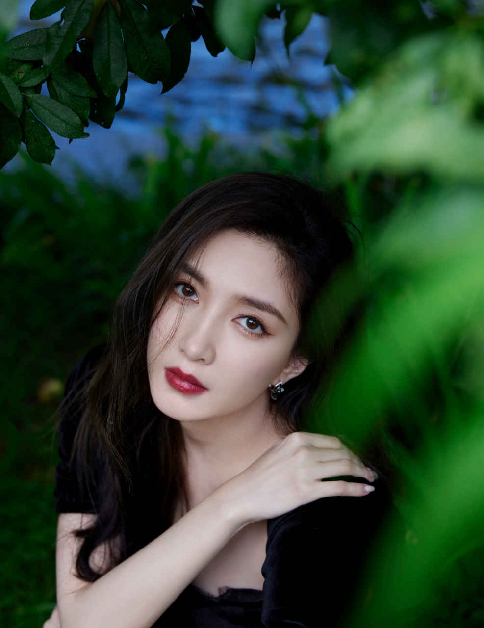 江疏影黑色连衣裙唯美端庄造型!上演成熟精致,优雅大方之美!