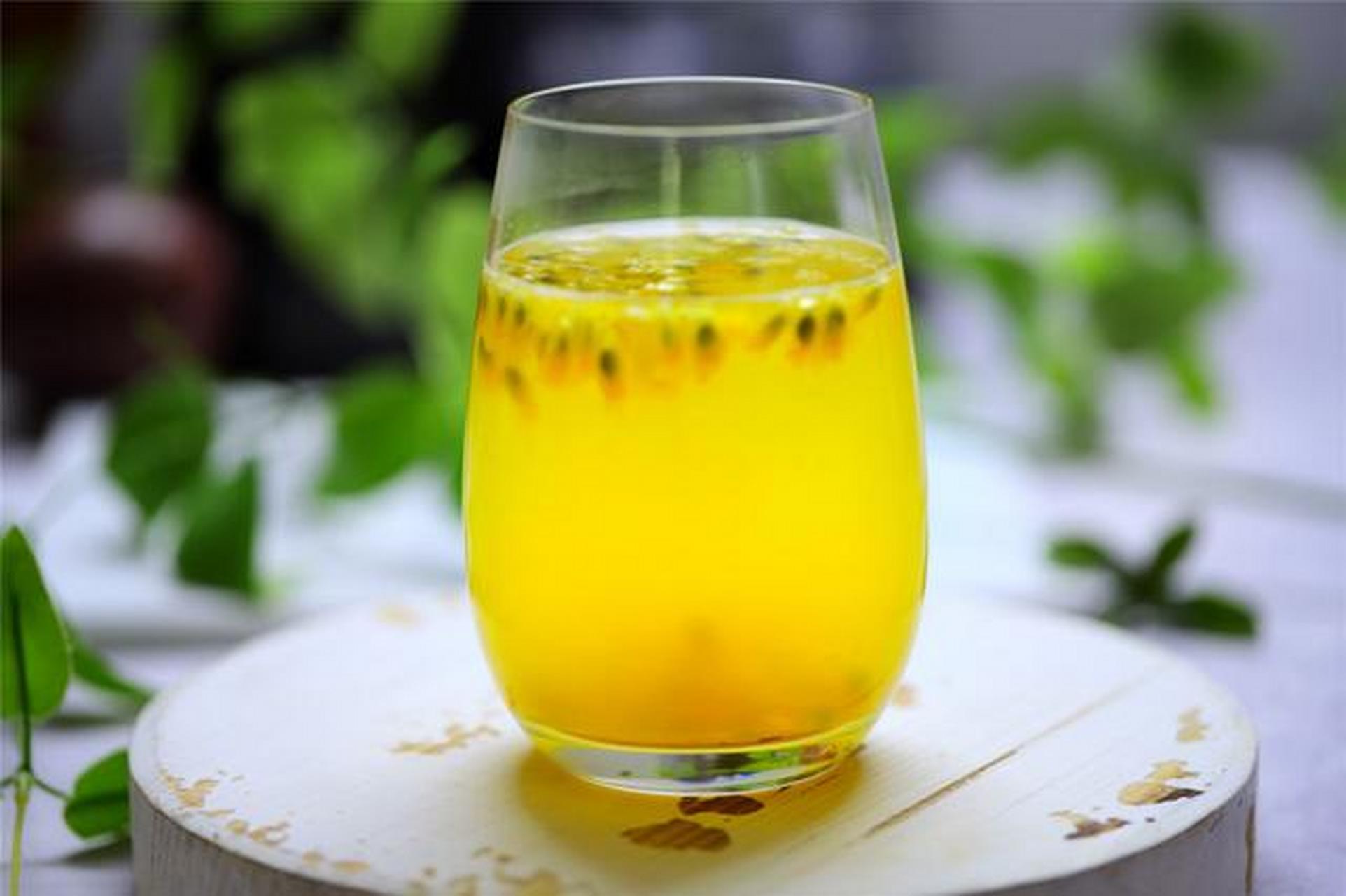 教你在家自制百香果蜂蜜饮,酸甜可口冰凉解暑,做法非常简单