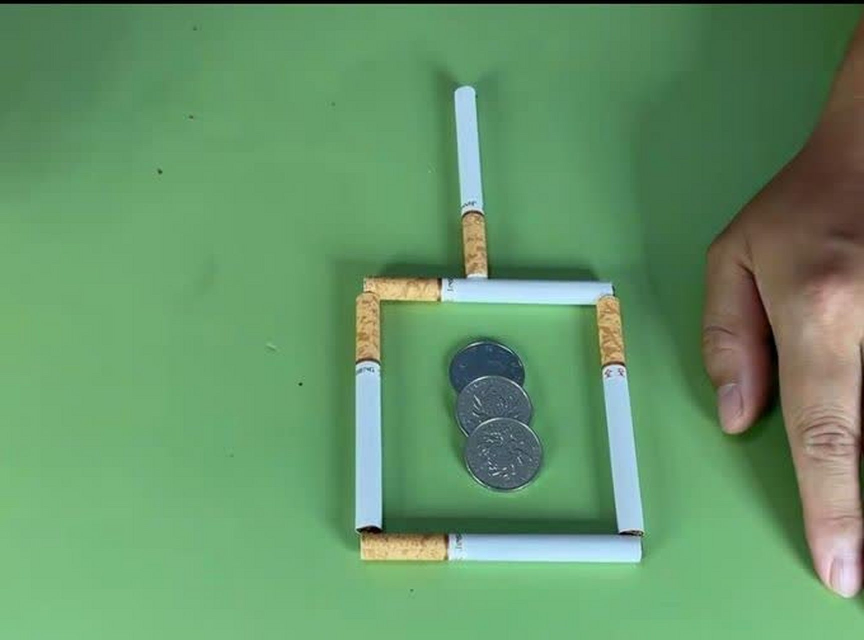 如何在移动3根香烟后保持形状,并将硬币从香烟中移出.[微笑]