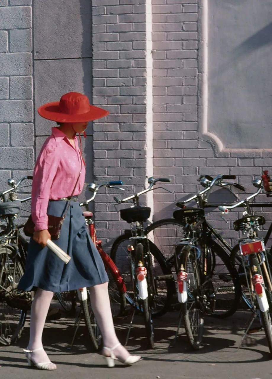 在上世纪80年代,图中这位女生的穿搭算是挺时尚的了.照片拍摄于1987年