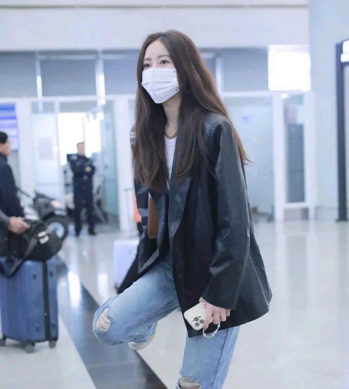 吴优走机场,穿黑色大码皮衣,配蓝色破洞牛仔裤,凸显出洒脱迷人的魅力!