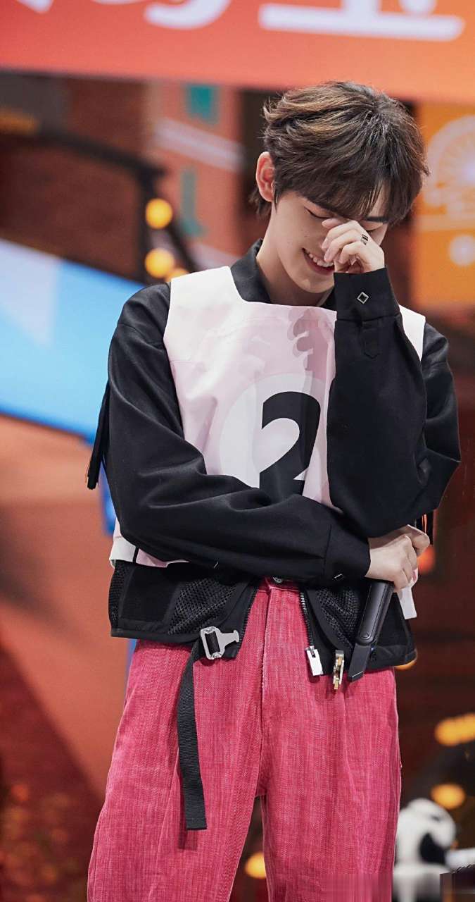 丁程鑫你好星期六黑色外套造型##丁程鑫你好星期六粉裤子造型#丁程鑫